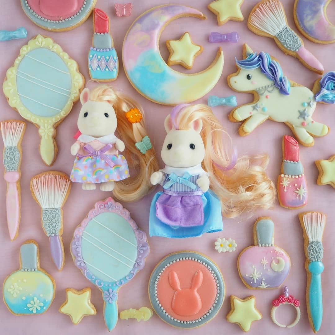 のインスタグラム：「おしゃれポニーちゃんとアイシングクッキー✨🎉  シルバニアファミリー @sylvanianfamilies_jp の新商品♥ 【おしゃれなポニーの美容師さんセット】【おしゃれにスタイリング！ビューティーヘアサロン】で遊びました❤️ 可愛いがたくさん詰まってます🥺美容師さんごっこもできて、ポニーちゃんのヘアスタイルを色々アレンジて髪も洗えます！！可愛い！！！ ゆめかわいいをイメージしてコスメのアイシングクッキーを作ってみました🥰❤️❤️  #sylvanianfamilies #シルバニアファミリー#シルバニア公式アンバサダー#アイシングクッキー#ポニー#ゆめかわいい#ゆめかわ#かわいい#kawaii#icingcokkies#sweets#おうちカフェ#デコレーション#クッキー#art#PR」