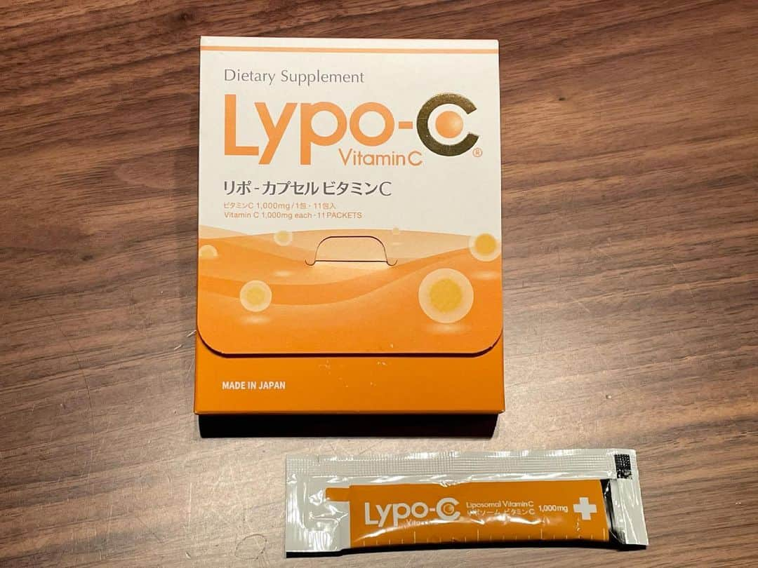 真飛聖さんのインスタグラム写真 - (真飛聖Instagram)「これ、良い^_^✌️  『Lypo-C』 リポ カプセルビタミンC  メイクのリカちゃんに 勧められて飲んでいるのだけど‥‥ 普通は、ビタミンCは 摂取しても  殆どが 体外に排出されてしまうのだけれど、 この『Lypo-C』は 製造方法を工夫して、 きちんと体内に吸収してくれるんだって☺︎  長い1日の朝や、疲れた日の夜、 私は 飲んでいるのだけど、お肌の感じも、 疲れも 和らぐのが わかるから とっても 助かってます✨ 味はね、にがーいのです。 でもね、それが効く感じがして、また良いんですよ☺︎（笑）  決して お手頃価格‥‥とは 言えないけれど でも、 身体に合う良いものを 摂ることも 大切だよなぁってね。 続けてみるぞーーー♡  #LypoC #リポカプセルビタミンC #リカちゃん @rikafujiwara_hairmake」5月13日 20時24分 - sei_matobu