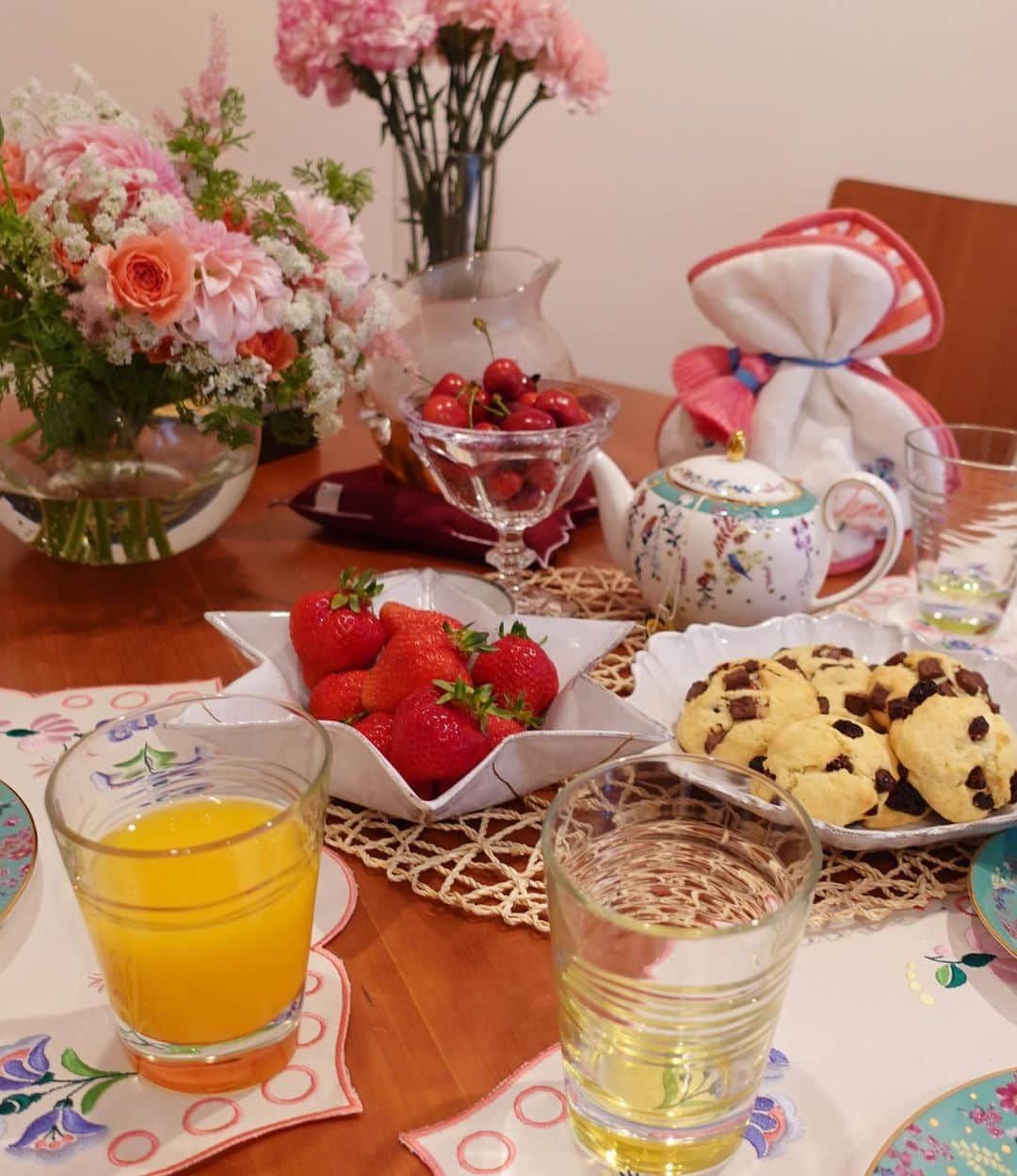 小川ひとみさんのインスタグラム写真 - (小川ひとみInstagram)「お家でスコーンを焼いて 親友達と楽しいtea time🥰💯 結局話し足りず 夜までみんなで過ごして 久しぶりに大笑いした💛 可愛い食器は @ch.tearoom @chesty_official  @astierdevillatte  @dior  #teatime #home #besties」5月13日 20時36分 - hitomy220