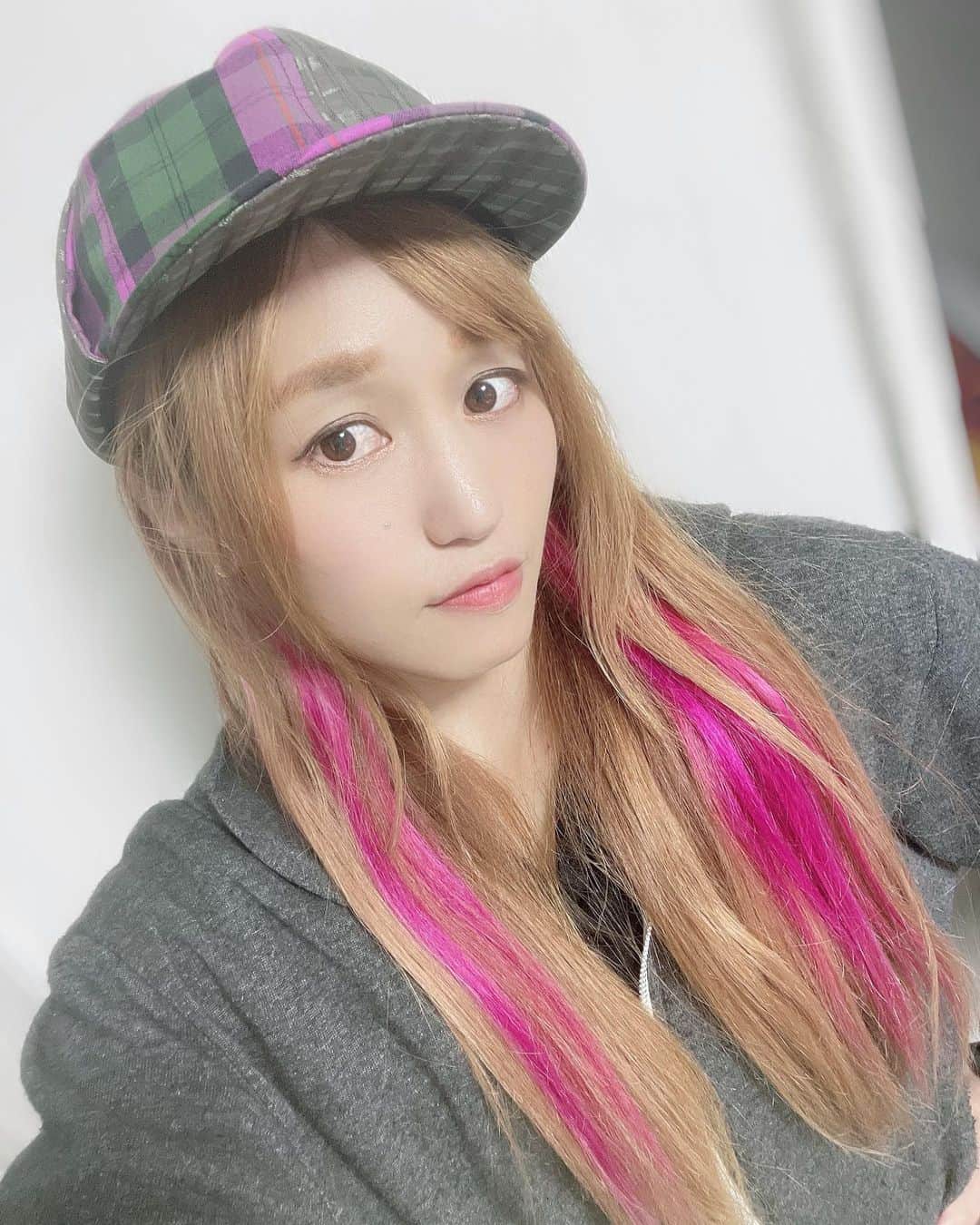 のインスタグラム：「マガンダンウマーガ⭐️  雨☔️  お気に入りの  シャーロックホームズ  っぽい  帽子さん🧢  #cap #favorite #ca4la #cute #pink」
