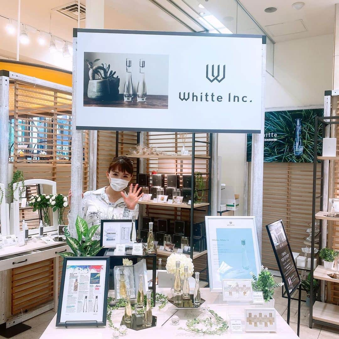 白石小百合のインスタグラム：「. 【Whitte POPUPSHOP 大丸福岡大丸店】 昨日から無事にスタートしました〜２５日まで〜！✨✨ 今日はテレビ取材があるらしいってことで視察にふらり👀 わたしは週末土曜日から１週間ほど店頭に行く予定です☺️ 福岡にいらっしゃる方は是非お目にかかれますと嬉しいです💕  Global Award 2020 Finalistに選んでいただきました WhiteTeaとJapanese Irisを正面に飾ってみました！！🔥 九州は福岡の皆さまに沢山知ってもらえますように✨✨  #Whitte #ウィッテ #POPUPSHOP #discreteluxury #fragrance #perfume #diffuser  #roomfragrance #japanese #daimarufukuokatenjinten」