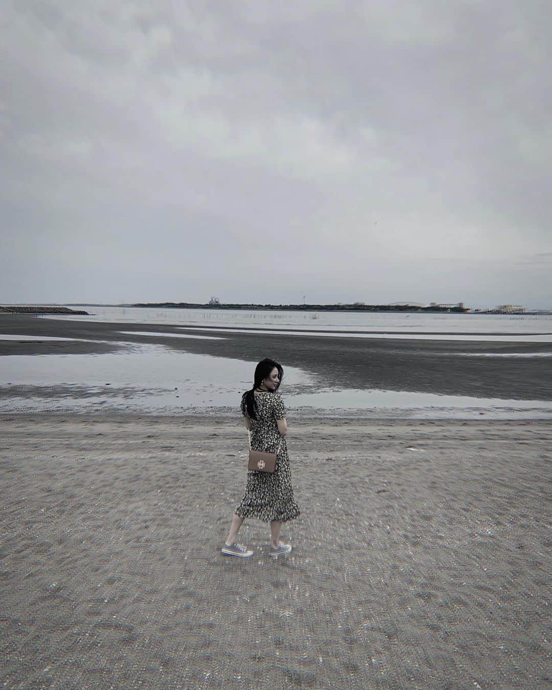 ふーぽんのインスタグラム：「昨日海岸を散歩したの。 やっぱり波の音が好き🐚  これノーマルカメラで撮った写真 なんだけどノーマルカメラはまった🤫」