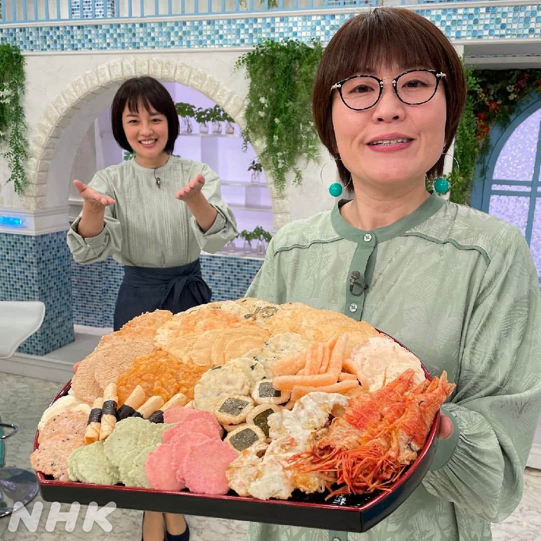 あさイチさんのインスタグラム写真 - (あさイチInstagram)「簡単！えびせんべいレシピ🦐   シェア旅の舞台•愛知県西尾市は 「えびせんべい」の一大産地。 小学校の卒業式では、なんと記念品も「えびせんべい」！  こんな食べ方だってあるんです。   【えびせんべい鍋】は2枚目👉 お好みの鍋に、えびせんべいを入れるだけ！ 少しふやかしたところを召し上がれ。 えびのダシがじゅわ〜っと広がります。   【えびせんべいのチーズのせ焼き】は3枚目👉 スライスチーズをカットして、えびせんべいにのせ、 オーブントースターで加熱するだけ！ (500Wで40秒〜1分) チーズが溶け、 せんべいにほんのり焼き目がつけばできあがり。 お酒のお供にバツグンです🍺  ほかにもアイデアレシピがあれば教えてください✨   #シェア旅 #西尾市 #えびせん #えびせんべい #レシピ #半生 #光浦靖子 さん #鈴木奈穂子 アナ #nhk #あさイチ #8時15分 から」5月13日 13時07分 - nhk_asaichi