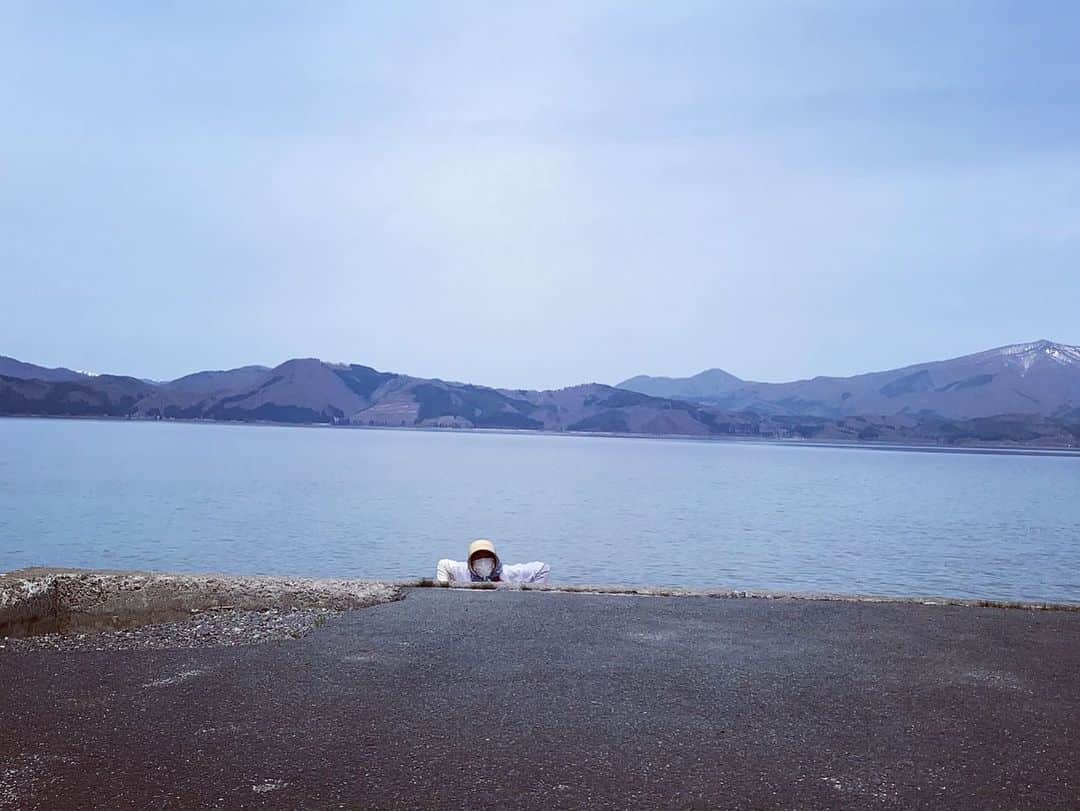 安藤サクラさんのインスタグラム写真 - (安藤サクラInstagram)「森山直太朗さんのYouTube「#にっぽん百歌 」におじゃましています🐶 田沢湖で最悪な春を。 しばらくsnsサボってておしらせがとってもおそくなってしまいまった！ #最悪な春 @naotaromoriyama @moriyamanaotaro_staff」5月13日 13時18分 - sakuraando