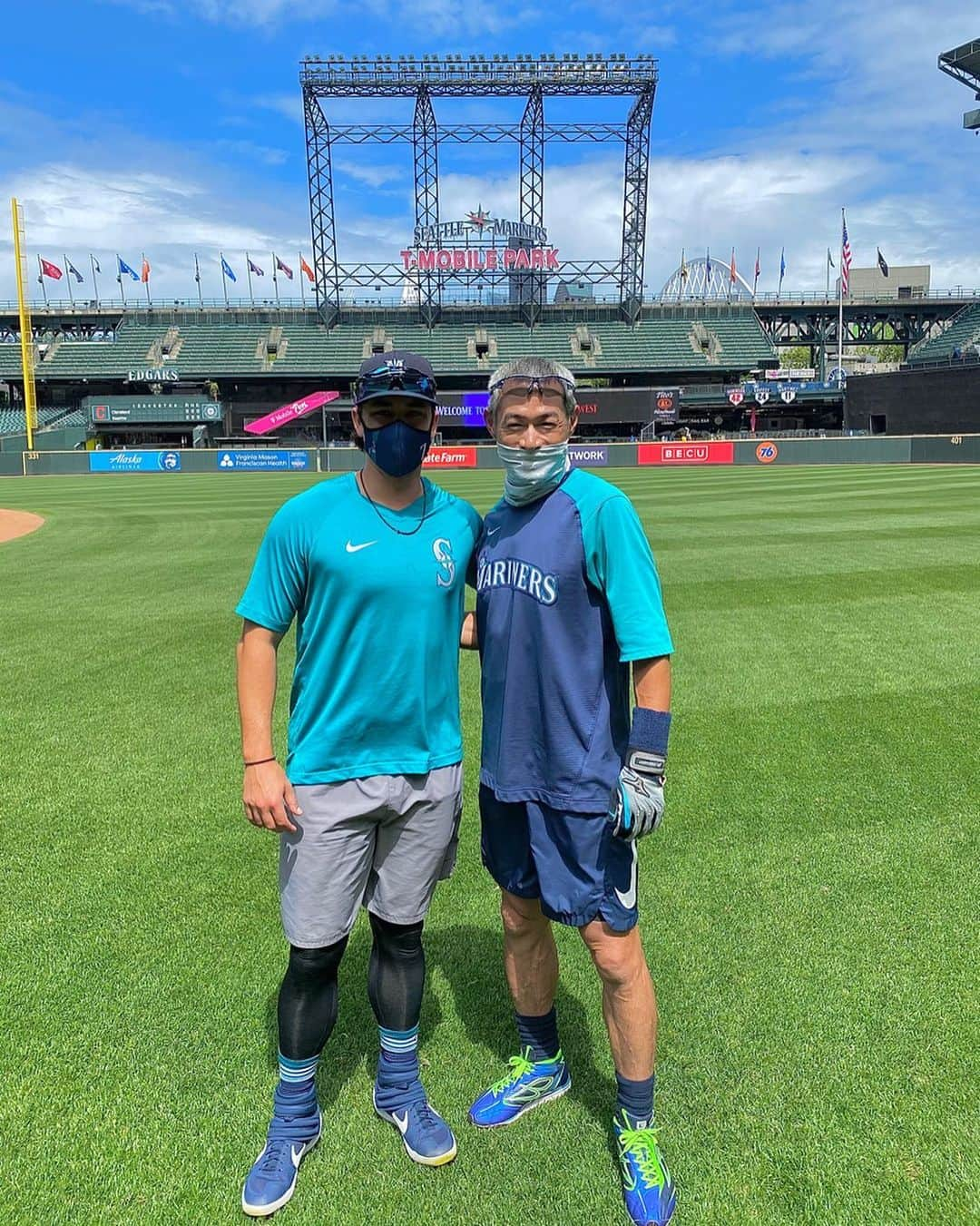 マルコ・ゴンザレスのインスタグラム：「When the team is on the road there’s only one option for a throwing partner... 🐐」