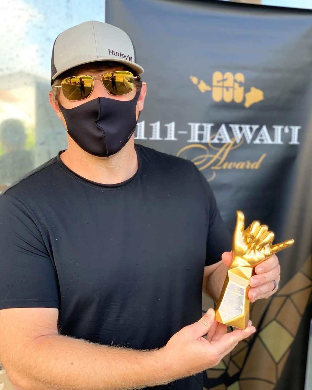 111-Hawaii Awardさんのインスタグラム写真 - (111-Hawaii AwardInstagram)「1 [TROPHY DISTRIBUTION] 111-Hawaii Award 2020  #111hawaiiaward2020 #trophy #shaka #gold #hawaii #award #winner #Congratulations #ハワイ #アワード #トロフィー #金シャカ #シャカ #ハワイ好き #ハワイ情報 #ハワイフード #おめでとうございます」5月13日 14時45分 - 111hawaiiaward