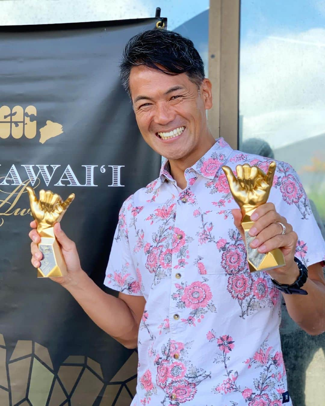 111-Hawaii Awardさんのインスタグラム写真 - (111-Hawaii AwardInstagram)「1 [TROPHY DISTRIBUTION] 111-Hawaii Award 2020  #111hawaiiaward2020 #trophy #shaka #gold #hawaii #award #winner #Congratulations #ハワイ #アワード #トロフィー #金シャカ #シャカ #ハワイ好き #ハワイ情報 #ハワイフード #おめでとうございます」5月13日 14時45分 - 111hawaiiaward