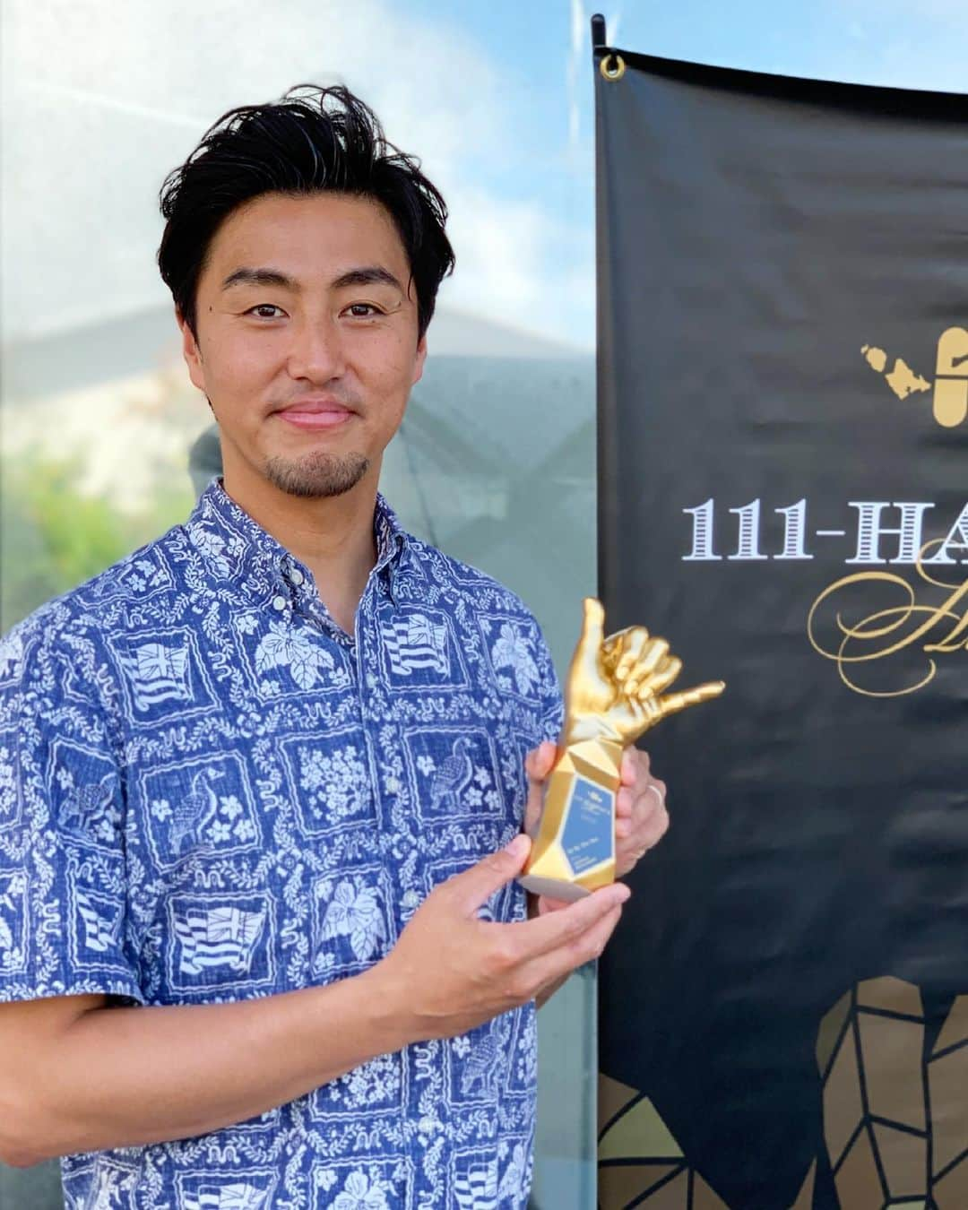 111-Hawaii Awardさんのインスタグラム写真 - (111-Hawaii AwardInstagram)「1 [TROPHY DISTRIBUTION] 111-Hawaii Award 2020  #111hawaiiaward2020 #trophy #shaka #gold #hawaii #award #winner #Congratulations #ハワイ #アワード #トロフィー #金シャカ #シャカ #ハワイ好き #ハワイ情報 #ハワイフード #おめでとうございます」5月13日 14時45分 - 111hawaiiaward