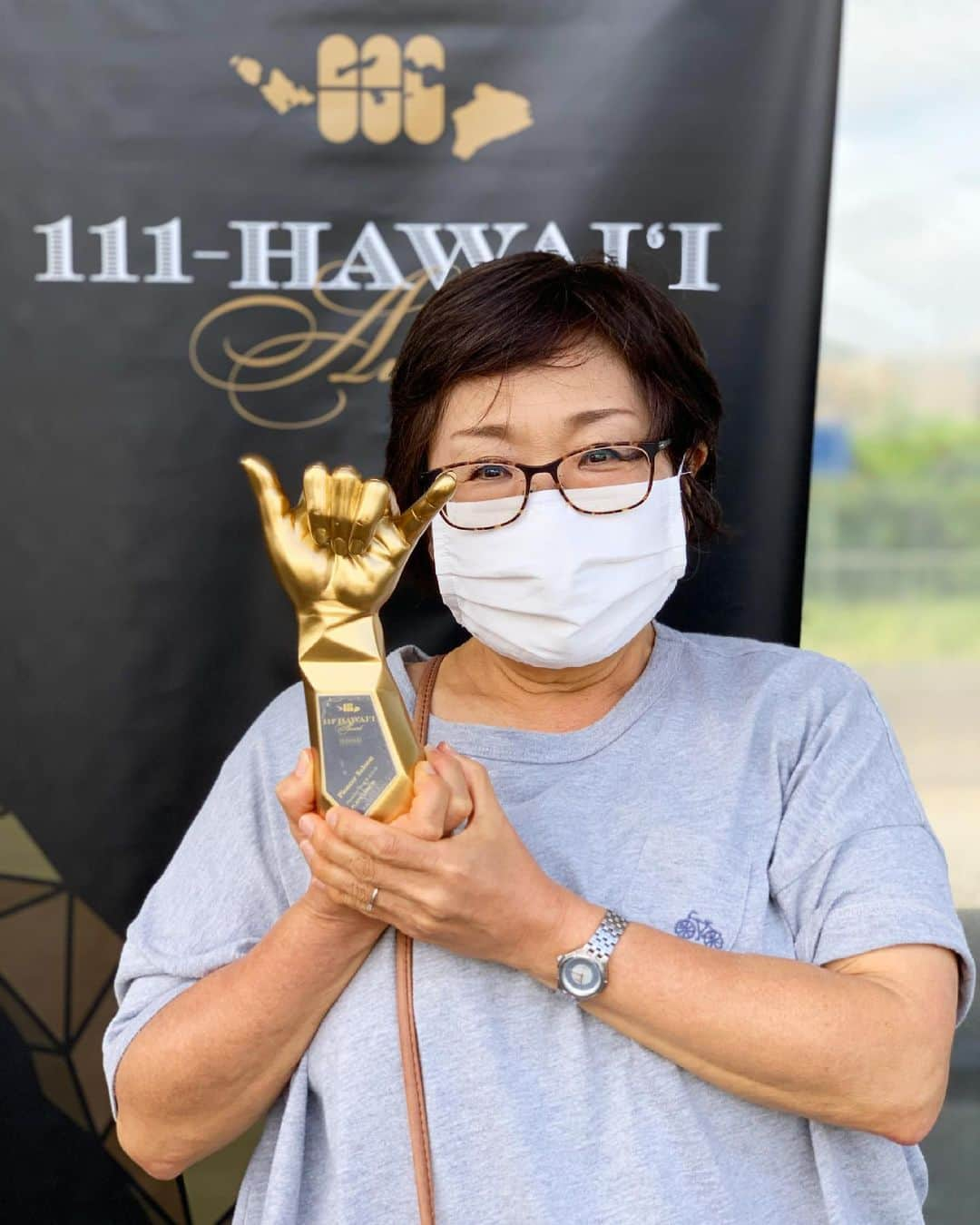 111-Hawaii Awardさんのインスタグラム写真 - (111-Hawaii AwardInstagram)「2 [TROPHY DISTRIBUTION] 111-Hawaii Award 2020  #111hawaiiaward2020 #trophy #shaka #gold #hawaii #award #winner #Congratulations #ハワイ #アワード #トロフィー #金シャカ #シャカ #ハワイ好き #ハワイ情報 #ハワイフード #おめでとうございます」5月13日 14時46分 - 111hawaiiaward