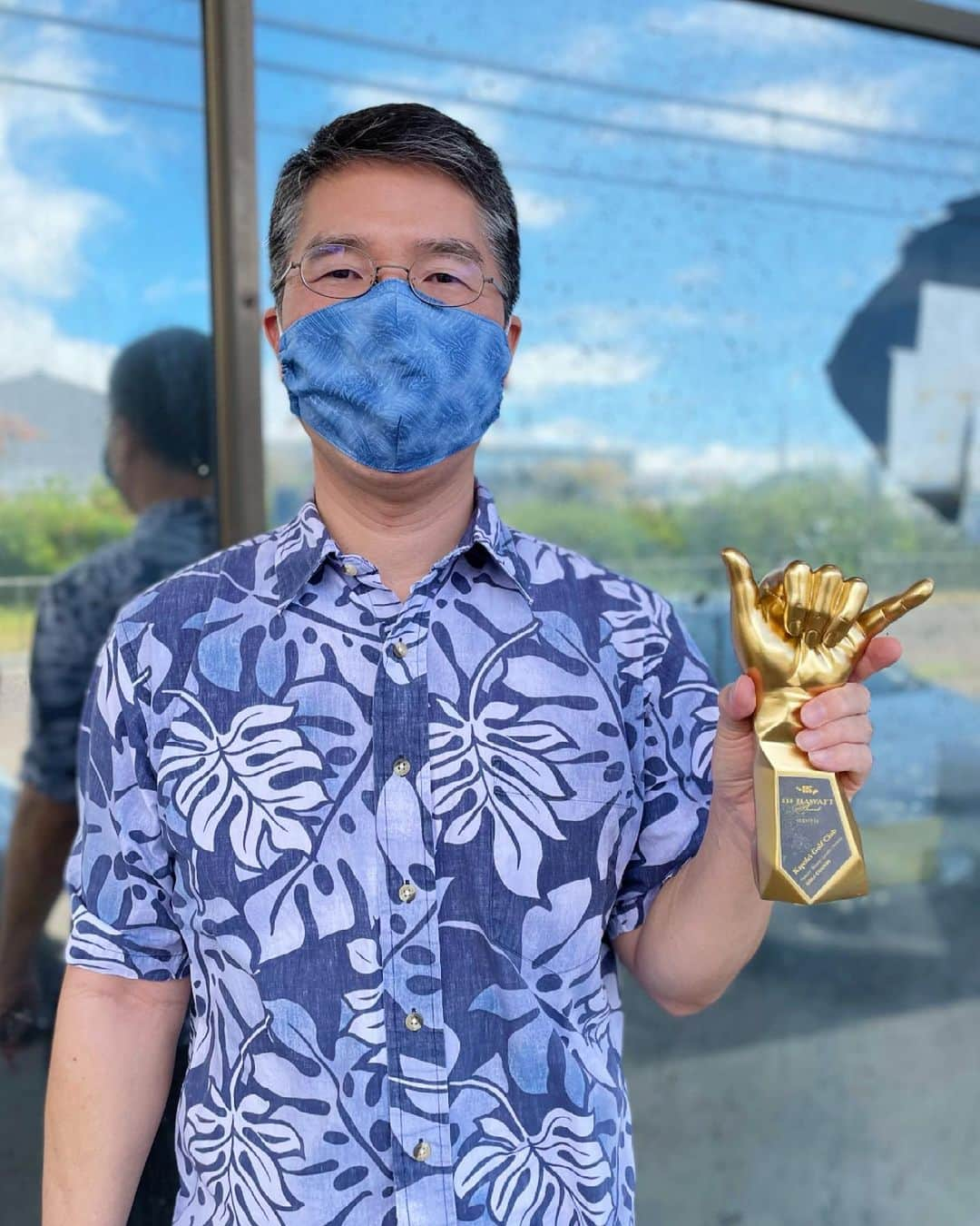 111-Hawaii Awardさんのインスタグラム写真 - (111-Hawaii AwardInstagram)「2 [TROPHY DISTRIBUTION] 111-Hawaii Award 2020  #111hawaiiaward2020 #trophy #shaka #gold #hawaii #award #winner #Congratulations #ハワイ #アワード #トロフィー #金シャカ #シャカ #ハワイ好き #ハワイ情報 #ハワイフード #おめでとうございます」5月13日 14時46分 - 111hawaiiaward