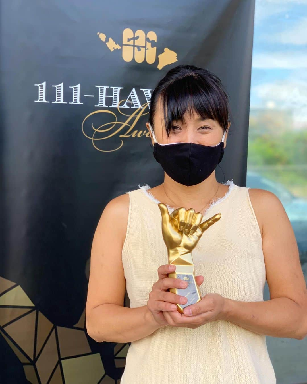 111-Hawaii Awardさんのインスタグラム写真 - (111-Hawaii AwardInstagram)「2 [TROPHY DISTRIBUTION] 111-Hawaii Award 2020  #111hawaiiaward2020 #trophy #shaka #gold #hawaii #award #winner #Congratulations #ハワイ #アワード #トロフィー #金シャカ #シャカ #ハワイ好き #ハワイ情報 #ハワイフード #おめでとうございます」5月13日 14時46分 - 111hawaiiaward