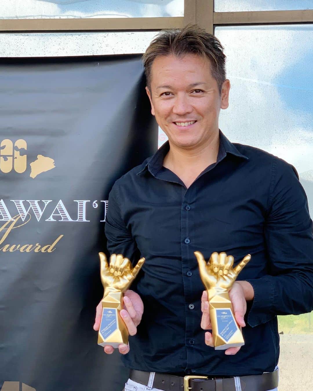111-Hawaii Awardのインスタグラム：「2 [TROPHY DISTRIBUTION] 111-Hawaii Award 2020  #111hawaiiaward2020 #trophy #shaka #gold #hawaii #award #winner #Congratulations #ハワイ #アワード #トロフィー #金シャカ #シャカ #ハワイ好き #ハワイ情報 #ハワイフード #おめでとうございます」