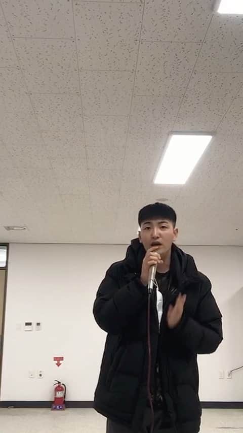 ヒョクジン のインスタグラム：「#경서예지 #기계는때려야제맛 #고물노래방」