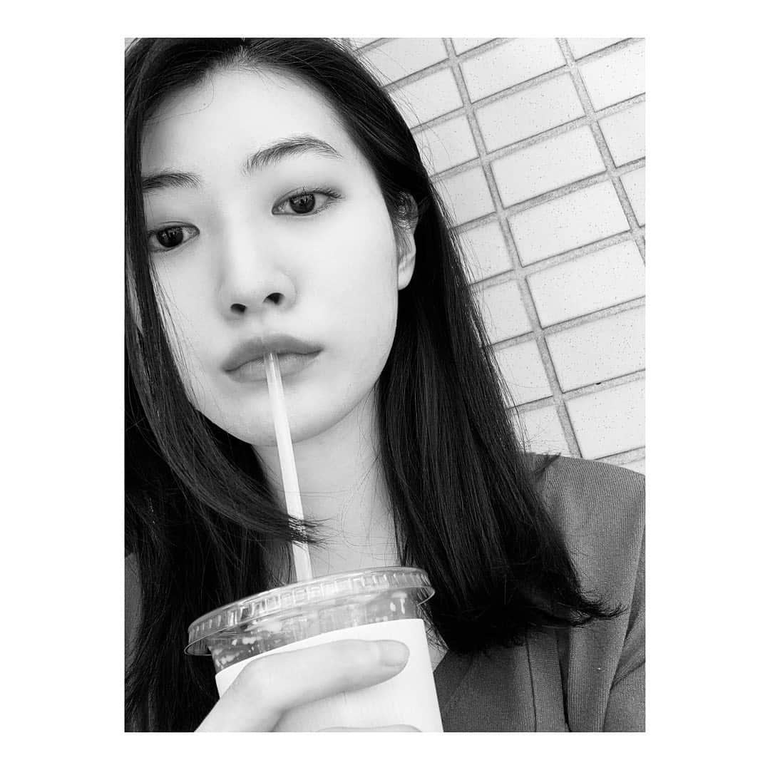 安田聖愛さんのインスタグラム写真 - (安田聖愛Instagram)「載せる写真無さすぎて、ちょっと前になりますが、、笑﻿ 用事があって行った場所でたまたま見つけたコーヒースタンド。﻿ ﻿ 天気が良かったのでテラス席でのんびり☺️﻿ ﻿ 私の命の源、カフェラテ！笑﻿ ミルクが甘めのカフェラテで美味しかったです🙆‍♀️﻿ ﻿ #コーヒースタンド　#カフェラテ﻿ #trichromaticcoffee」5月13日 14時48分 - seiayasuda