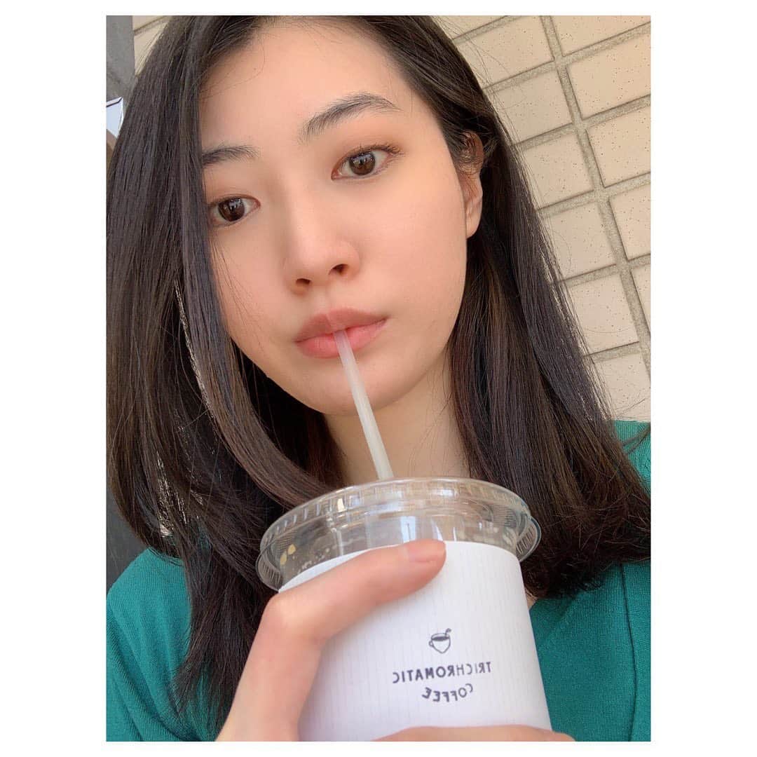 安田聖愛さんのインスタグラム写真 - (安田聖愛Instagram)「載せる写真無さすぎて、ちょっと前になりますが、、笑﻿ 用事があって行った場所でたまたま見つけたコーヒースタンド。﻿ ﻿ 天気が良かったのでテラス席でのんびり☺️﻿ ﻿ 私の命の源、カフェラテ！笑﻿ ミルクが甘めのカフェラテで美味しかったです🙆‍♀️﻿ ﻿ #コーヒースタンド　#カフェラテ﻿ #trichromaticcoffee」5月13日 14時48分 - seiayasuda