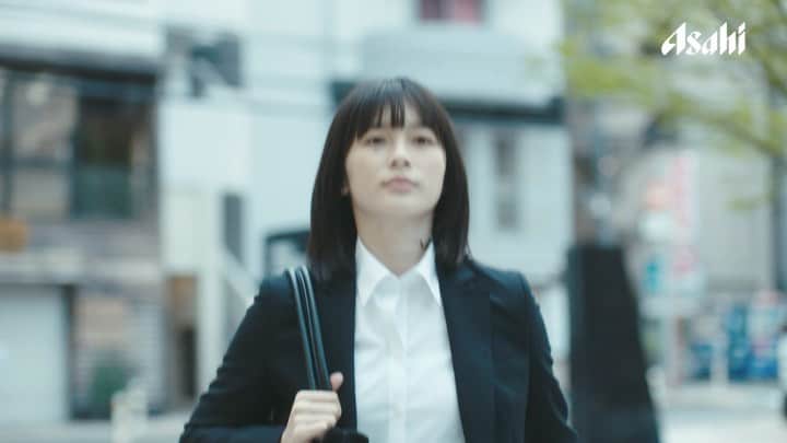 山戸結希のインスタグラム：「アサヒビール  「スーパードライ」 『ビールって、苦いだけじゃない。』 https://youtu.be/q7tau604olg 監督を務めています。  がんばる、 がんばりたい、 がんばりきれない、 がんばりを支えたい、 一人でもそうした方に寄り添えますように。  先の見えない日々、 間違えないように、 傷付けないように、 取り戻せないことが起こらないように、 より善い選択を望む、 その心の模様だけを、 どれだけ時間が経っても、 思い出すのでしょうか。 どれだけ時間をかけても、 思い出せなくなるのでしょうか。」