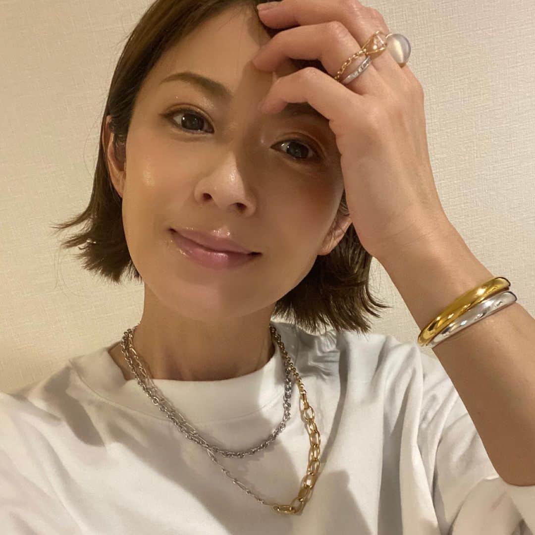 畑野ひろ子のインスタグラム：「昨日のインスタLiveや先日投稿で質問頂きましたアクセサリーの件。  タグ付けしてみました😊  ネックレス　 シルバーのみ　@tomwood_project  シルバーゴールドコンビ　@rieukjewelry   ブレスレット シルバーゴールド共に　@sararth_jewelry   リング 人差し指　@mariha_official  中指　@stellarhollywood  薬指チェーン　@mariha_official」
