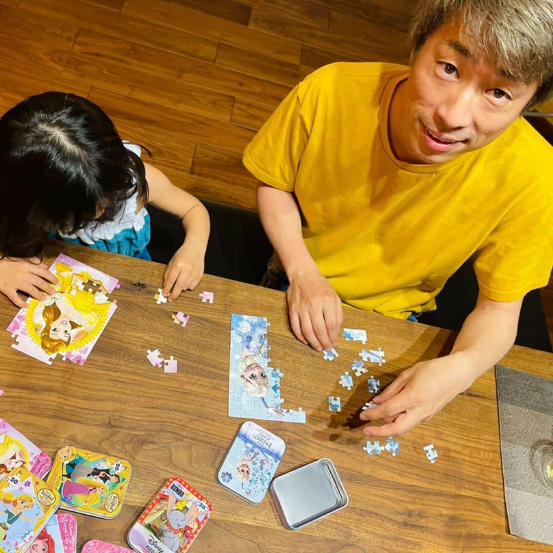 田村淳のインスタグラム：「パズル５０ピース パパどっちが早く作れるか勝負しよう！と持ちかけられたので、いいよ！どうやってわざと負けようかなぁと考えながら勝負を受けたのですが、ガチで負けました💦いつのまにこんなにパズルができるようになってんだ！挙句、遅いからと手伝われる始末wwwマジかぁパズル鍛えよう^_^  みなさん4歳に負けることありますか？  #ディズニー #パズル #好きなディズニーキャラクター #おもちゃドクタードック #なかなか渋いキャラ選ぶなぁ娘よ #パパが好きなキャラは #ドナルドダック  #王道中の王道だよ #パズルのコツ教えて」