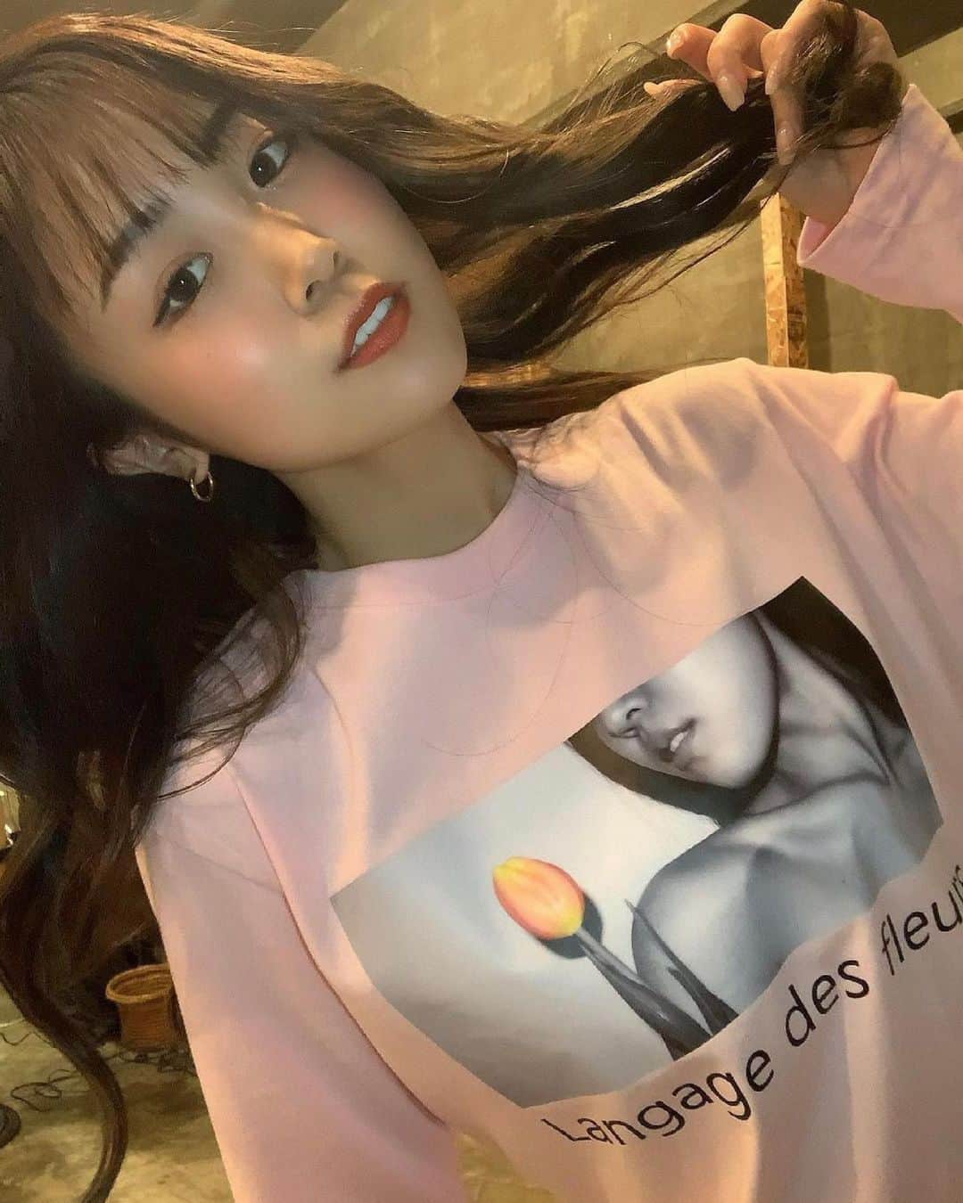 CYBERJAPAN Staffのインスタグラム：「🚨今夜が締め切り‼️   @cjd_haruka より:  【 Kitson me ✖︎ HARUKA 】 限定コラボアイテムの受付締め切り間近になりました🌷  ⚠️受注販売期間は明日、5/13(金)23:59 まで！ (※完全受注生産の為、再販はありません。)  私がデザインを書かせて頂いたTシャツとチューリップを持った写真のプリントロングTシャツ それぞれ各5色、サイズも豊富で、男女兼用です☺️🧶  早くに頼んで下さっていた方々には早速届き始めているみたいで、本当にありがとうございます💌  すごく考えた初めてのデザイングッズなのでとても嬉しいです🥰…  まだの方も今日までのこの機会に是非ゲットしてこの夏、たくさん着てあげて下さいませ🍦🤍  🔗リンクはストーリーにあります。 https://www.kitson-me.jp/SHOP/348920/353188/list.html   #cyberjapan #cjd #bazooka  #サイバージャパン #サイバージャパンダンサーズ」