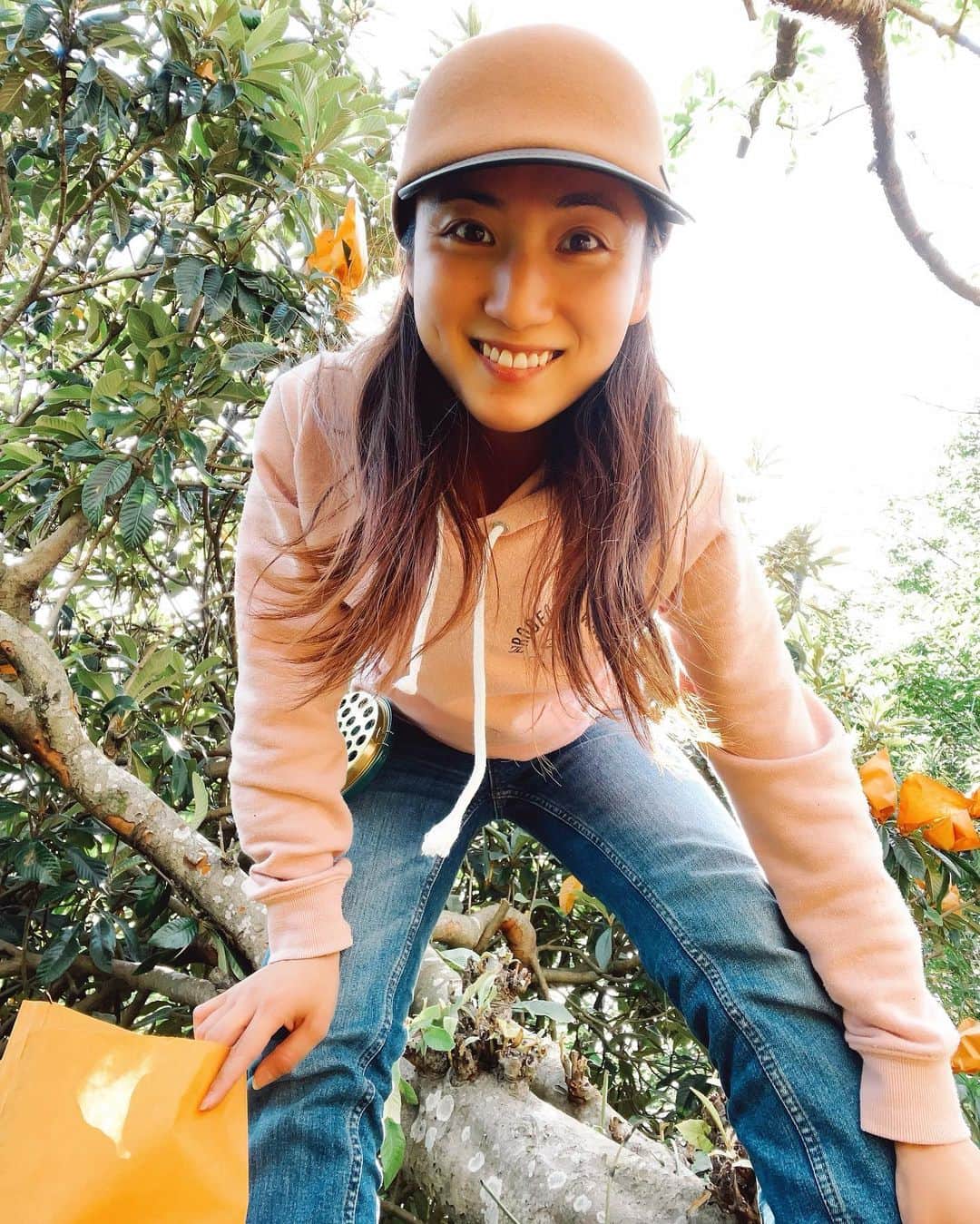 紗綾さんのインスタグラム写真 - (紗綾Instagram)「野生児 紗綾 その② 桃の袋かけにつづき…🍑 今度はビワの袋かけ🌳🧡 ばぁばと ...