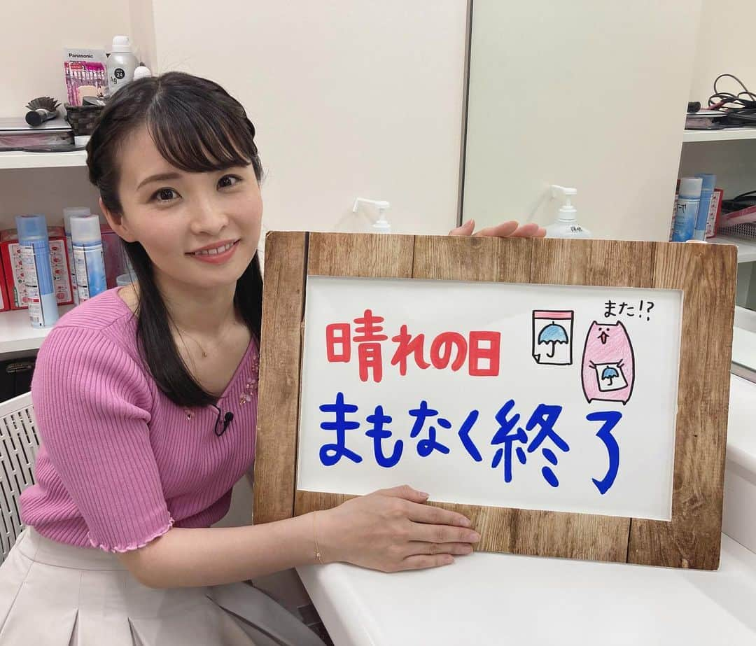 田中美都（気象予報士）さんのインスタグラム写真 - (田中美都（気象予報士）Instagram)「* きょうは日差しが届いて暑かったですね☀️ 新潟市秋葉区では29℃まで上がりました〜🥤 私は今シーズン初めて半袖を来ましたよ👚 * あすはきょうより雲が増えますが、 晴れ間の出るところが多いでしょう🌤 最高気温は22℃すらいで、 暑さは一旦落ち着きそうです🌼 * 日曜日からは雨の日が増えてくるので 明日の晴れ間を有効に使ってくださいね〜！ * #スーパーJにいがた #新潟テレビ21 #ux #天気予報 #気象予報士 #気象キャスター #新潟県  #新潟 #空 #天気」5月13日 21時02分 - tanaka_mito_