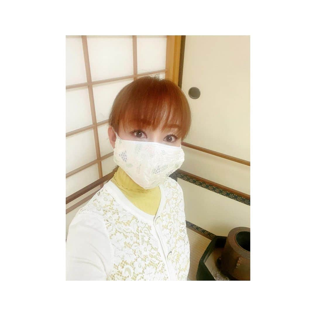 神田うのさんのインスタグラム写真 - (神田うのInstagram)「It was a monthly tea lesson.🍵☺️  The mask I'm wearing was a gift from  @kenichimikawa_official , a silk material.😍✨  It is my favorite.❤️ Thank you.❤️  #monthly#tealesson#mask#silkmask#silk#dolceandgabbana#月に1度#お茶のお稽古#お茶#お稽古#神田うの#unokanda」5月13日 16時47分 - unokandaofficial