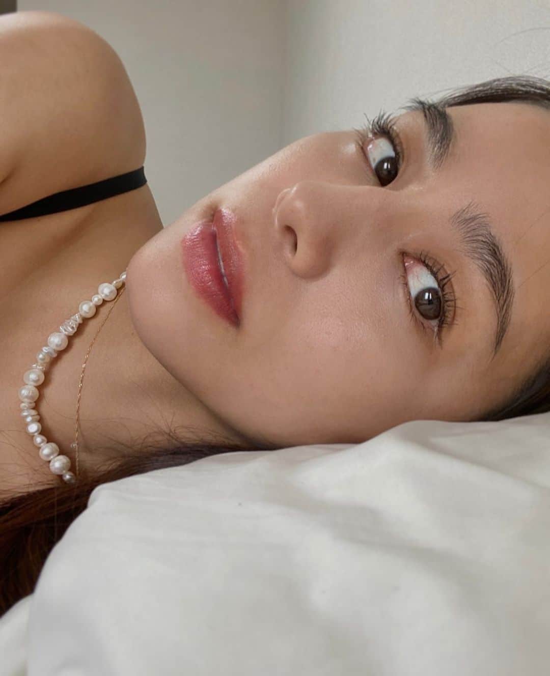 大見謝葉月のインスタグラム：「美容のおはなし🌼 先日 @fourseasons_clinic.t へ行って2回目のPRP肌再生療法をやってきました！ 30歳になって今までより肌の劣化が気になるようになってここ最近色んな事を試してきたんだけど、 prpは3回やったら半永久的と言われてて、ハイフとかレーザーみたいにすぐにbefore afterを感じることはできないけど、5〜10年後やってない人との差が出るみたいで楽しみ🥰✨ 私は術後顔がシュッとして1ヶ月経った今、目尻のシワが薄くなったのと、30歳になって寝起きの顔がたるんでてくすんでてブスだなぁと思ってたのが可愛くなったの！！ほんとに！笑笑 最強なものに出会っちゃったなと実感してます💘」