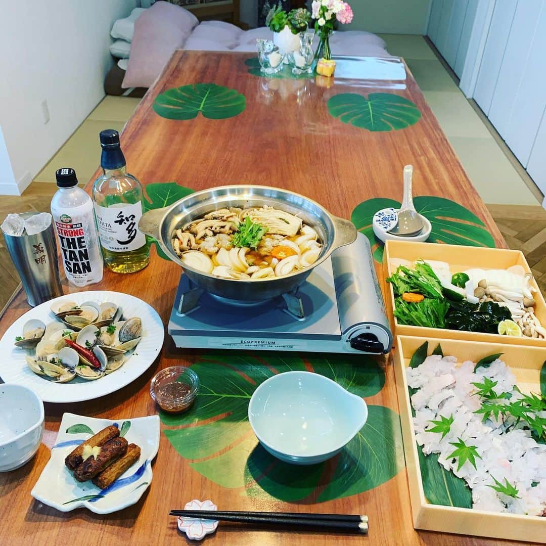 のインスタグラム：「箕面今宮よし田 鱧しゃぶセット 奥さん絶賛！ 鍋だけ出せば鱧しゃぶセットで何も要らず！ 野菜も絶賛、出汁と鰹梅肉とスダチと　　 次男坊カップルも時間差で」