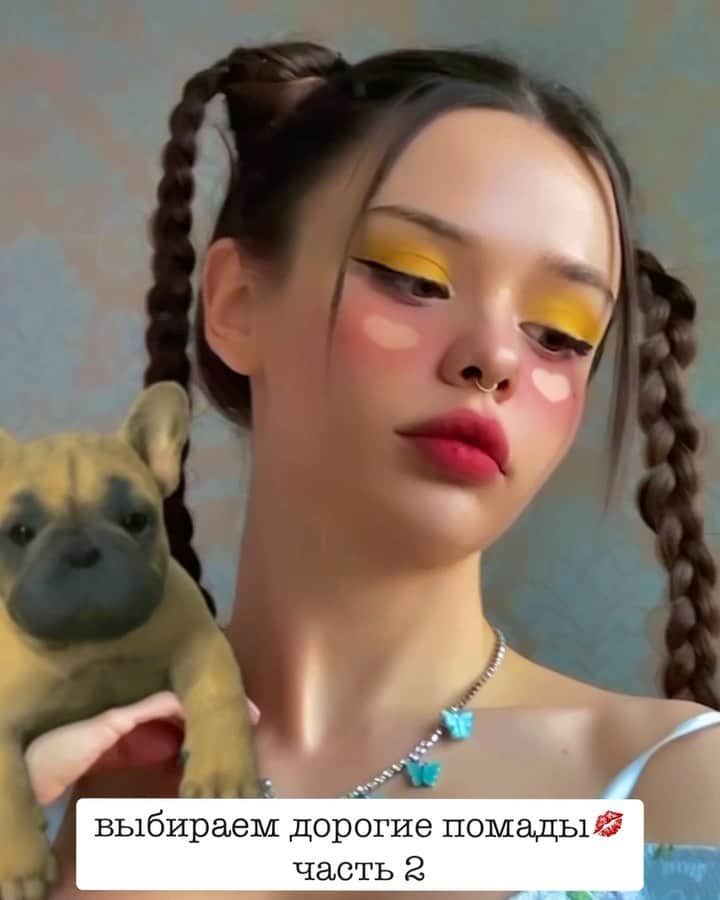 Maria Wayのインスタグラム：「ну чтоооо, возвращаться надо красиво🌙 пишите в комментариях, какой цвет вы бы хотели забрать себе 👇🏻 А я каждые полчаса буду говорить стоп и отправлять эти помады вам!!! ❤️ Поехали!! 🔥🔥🔥 @guerlain #guerlainkisskisschain」