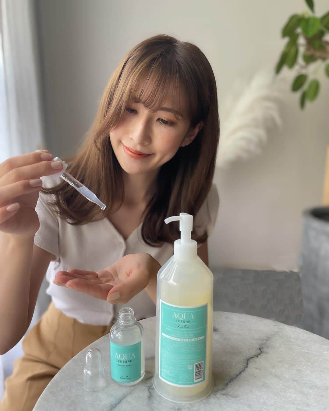 l.lily1013のインスタグラム：「アラサー女子も今年中にはアラフォーになってしまうので、スキンケアはいいものを！！と  @anncrea の ☑ アクアフューチャー　クレンジングジェル ☑ アクアフューチャー　ブースターセラム を使い始めたよ✨  クレンジングは 肌に近い弱酸性にpH値を調整した「水」で、 海洋深層水をベースに お肌に必要なミネラル(NMF因子)を含んでる✨ だから肌に優しいし、毛穴の汚れはしっかり浮き上がらせて潤いもキープ✨ 洗い上がりもしっとり😊  ブースターセラムは シミやシワ、くすみやたるみが気になる同世代の皆さん！これは買いだよ😳✨✨  「ヒト幹細胞培養液」に海洋深層水と EGF、IGF、FGF、マトリキシル3000 コラーゲン、エラスチン、スーパーヒアルロン酸、8種類のアミノ酸、レチノール、コエンザイムQ10が入ってて、  これひとつでエイジングケアばっちり😳✨  ちょっとお高いだけあって成分がめっちゃ充実✨🥺 頑張って肌力高めてくすみのない美肌目指します✨  @anncrea_ehime_saijyo_beauty  #美容液 #クレンジング #美肌コスメ #人気コスメ #毛穴 #アンチエイジング #美白　 #アクアフューチャーブースターセラム #アクアフーチャー #アクアフューチャークレンジングジェル #アンクレア #PR #アラサー女子」