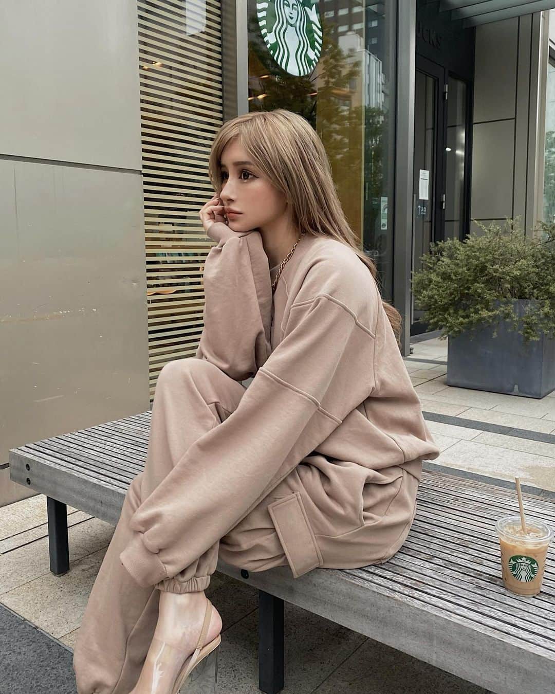 小原優花のインスタグラム：「今日は短いお時間でしたが、ひたすらIRALを着替えまくるインスタLIVEへ遊びに来てくださった皆様！ありがとうございました🥰💓 動画はIGTVに保存しておりますのでお見逃しの方もご覧いただけます🙆‍♀️💕  ライブ配信はコメントに答えながら着た感じや色味、こだわりを分かりやすくお伝えできるので楽しいです！☺️💞  スウェットシリーズも男女問わず好評でとっても嬉しいです🥺❤️❤️ ありがとうございます🌼  ベージュのパンツL-XLのみ完売中ですが、ぜひオンラインストアで全シリーズをご覧くださいませ🐰💜💜💜 ▽ ▽ @iral_official   写真は昨日着ていたベージュセット🤎☕️🧸」