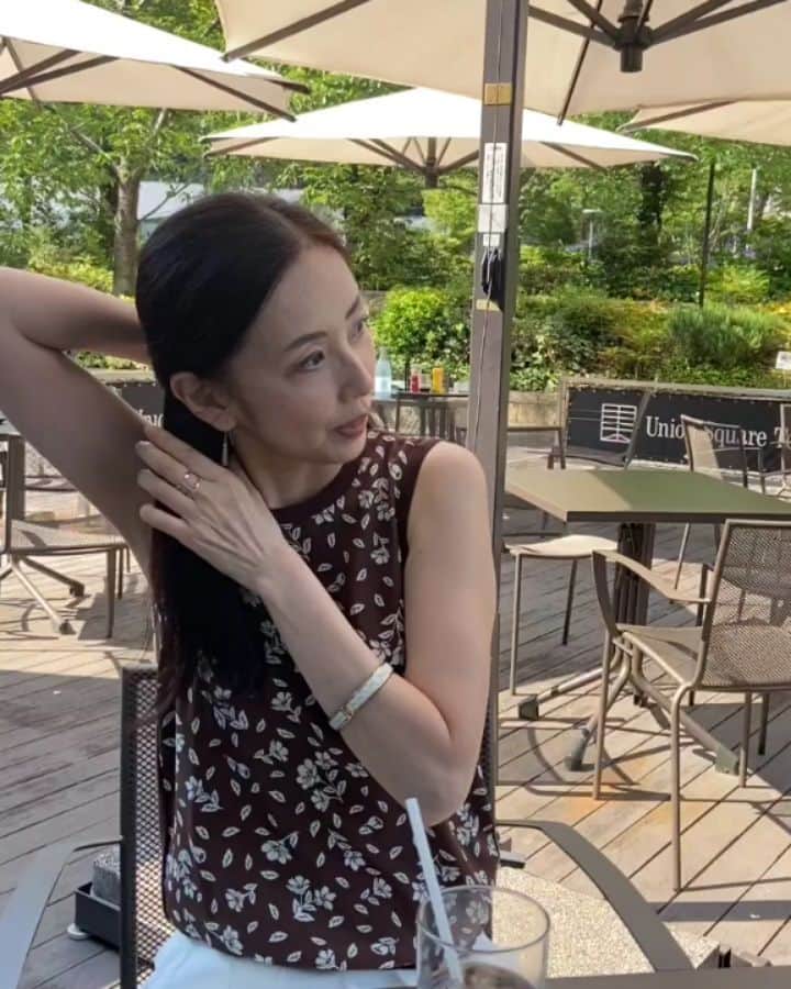 田村翔子のインスタグラム：「先日の寄り道🎶 この時期のお外カフェは大好きです😀  #寄り道#テラス席#カフェ#楽しむ#openair #爽やか#気持ちいい #田村翔子#ライフスタイル#笑顔#自然が好き #sunnyday #smiling#naturallife #lifestyles#cafe #大人ファッション #今日の私服 #今日のコーデ#夏コーデ#シンプルコーデ#アラフィフ」