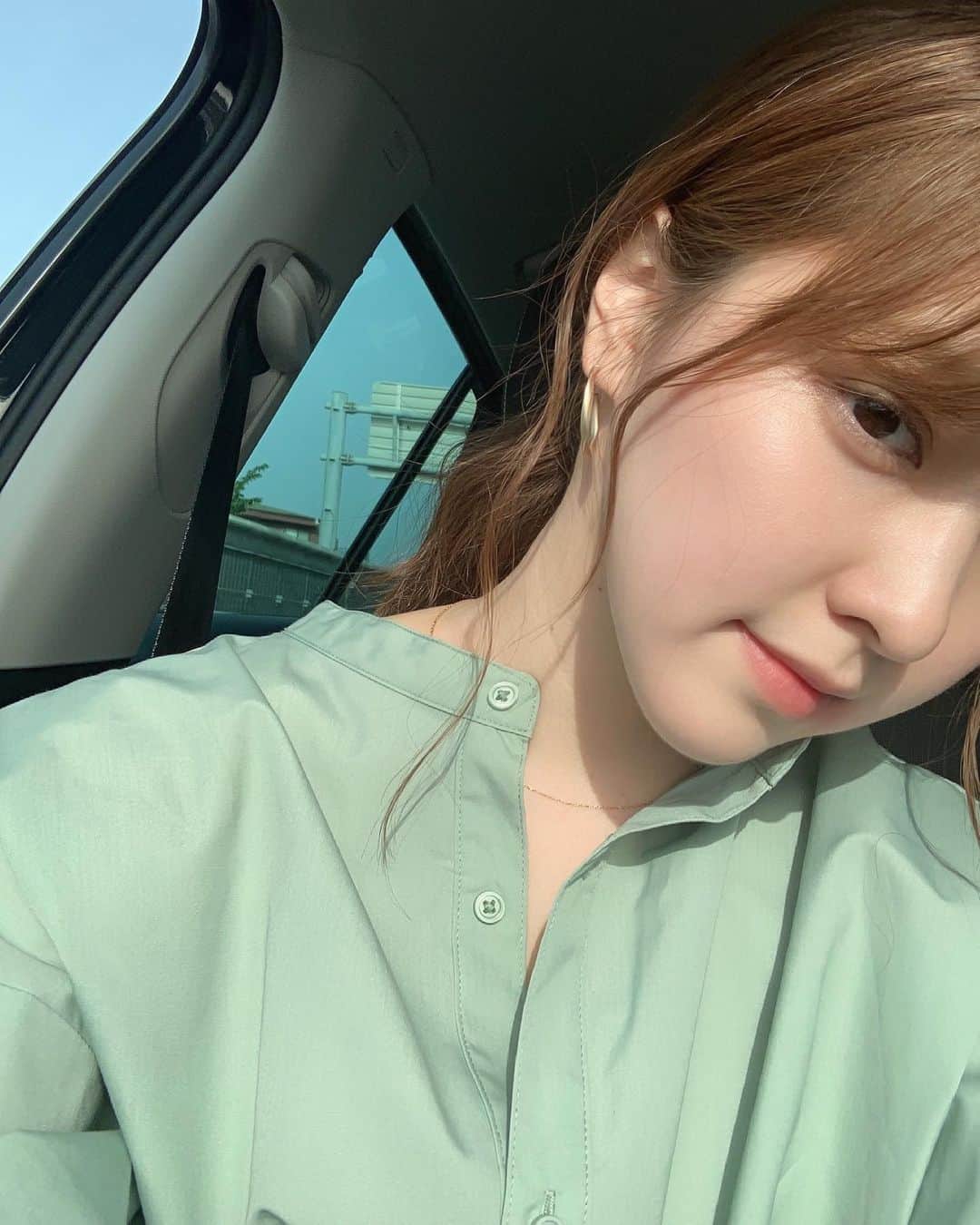 大野愛友佳のインスタグラム：「脳洗浄を..✨  すごーく久しぶりの幼なじみに 脳洗浄をしてもらいました◎  痛みや負荷をかけずに、 自律神経を整えて、不眠とかPMSに負けない土台にしてくれる施術✨  さらに、顔の歪み、肩こりの解消。 あとは頭やお顔のパーツが元の位置に戻って面積が小さくなってくれるすごさ👏  すごく効率がよい..◎  その日はお手洗いが近くなって、その分、老廃物が排出されていくような感覚もあって✨ 自然とたくさんの水分を摂っていました🙂  身体の不調に対して、 簡単に薬や何かを摂取することに頼らず、 自然の力で、元々の自然な自分に戻してあげること。 それが大切で、 薬いらずの健康的な身体になっていくの。  出張で近くまで来てもらえたのも とてもありがたかった🙏 店舗は東京の福生にあるそうです🥰  @parafuse.fussa.masami ありがとう〜♡  #脳洗浄®︎ #脳洗浄#小顔脳洗浄#小顔エステ」
