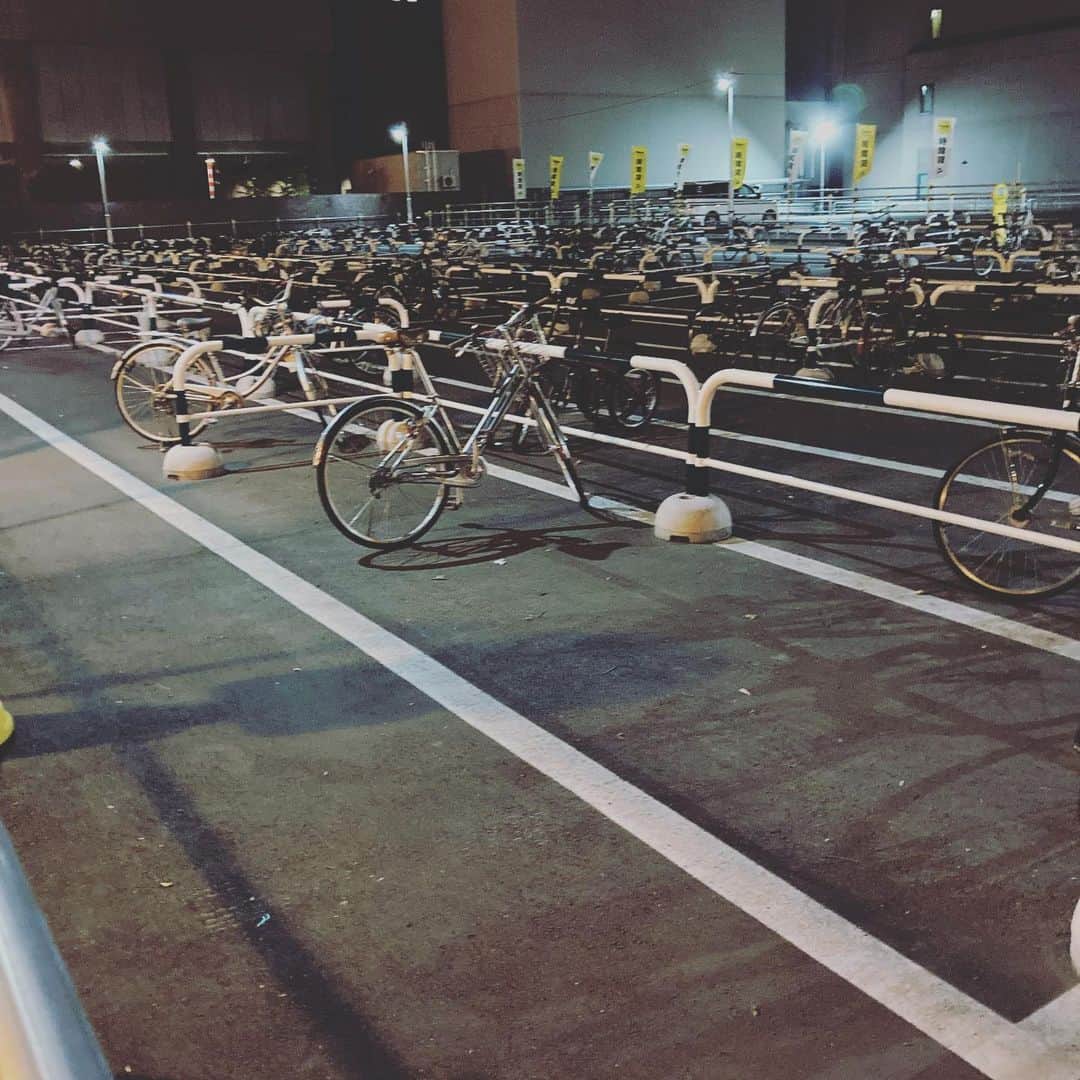 畠中悠のインスタグラム：「今日は札幌に来ております。北海道らしい事は何も出来なかったのですが北海道の雄大な駐輪場だけでも見てください。」
