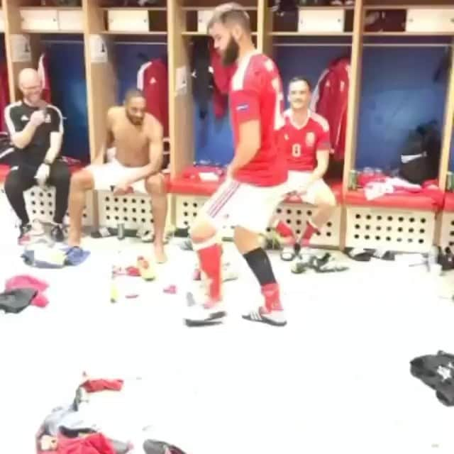 ジョー・レドリーのインスタグラム：「Who’s excited for the Euros ! I am.. good luck team Wales 🏴󠁧󠁢󠁷󠁬󠁳󠁿」