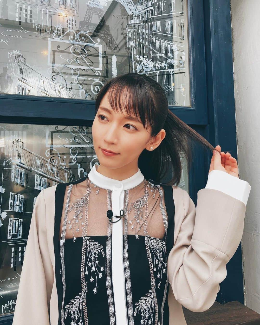 吉岡里帆（マネージャー）のインスタグラム：「明日は午前11:05から「KinKi Kidsのブンブブーン」に登場します！  自他ともに認めるグミ好きの吉岡さん。 今回は「グミの魅力を語り尽くしたい！」というテーマの元、日本グミ協会（ @gummy_japan ）会長・武者さん、グミアーティスト・バーディー（ @birdee_gummyartist ）さんとともに語り尽くす熱い内容となっております🔥  写真は盛り上がりすぎてついついグミで満腹になってしまった人（とてもそうは見えないほどにかわいい）  tops・skirt @murralofficial  shoes @dianashoespress   #いつかの吉岡さん」