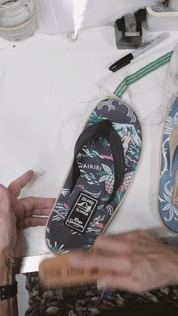 レインスプーナーのインスタグラム：「Take a tour inside the factory of Island Slipper to see how the Reyn Spooner slippers are made.」