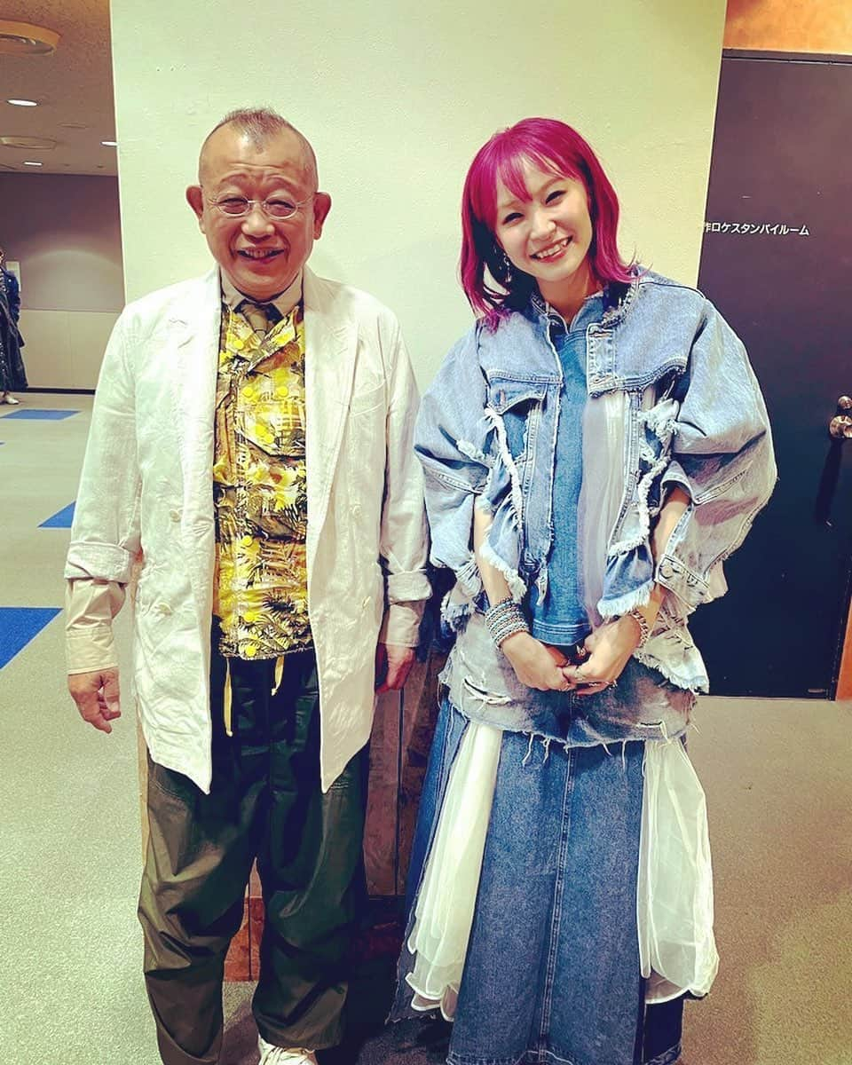 LiSAさんのインスタグラム写真 - (LiSAInstagram)「鶴瓶さん、藤ヶ谷さん、スタッフの皆さんが沢山調査くださって、収録ではお二人の言葉でまっすぐお話しいただき迎えていただいた時間でした。 サプライズを沢山もらった幸せな気持ちを　#サプライズ　に込めて生演奏で歌わせていただきました。 バンドの皆様、ストリングスの皆様、特別な時間、素晴らしい演奏をありがとうございました。 友人や、アニプレックスゆまにゃんや、やまさま、それから沖縄のお母さんとお兄ちゃんも出てきて、最後に鶴瓶さんのLiSAお誕生日おめでとう。今日もいい日だっ。からの歌を泣かずに歌うのは無理だよ〜😭大好きな番組と、鶴瓶さん、藤ヶ谷さん、に尊敬と愛がもっと増した時間でした。 ステキな未来に立ってる。キミとまだみたいミライ。ありがとうございました。 #Aスタプラス  心置きなく気持ちをのせて歌わせてくださる、皆さんの素晴らしい生演奏で、より感動しました。この日のために、豪華で素敵な皆様に力を貸していただきました。ありがとうございました。  Piano:島田昌典 Keyboard:白井アキト Drums:髭白 健 Bass:安達貴史 A.Guitar:古川昌義 E.Guitar:佐々木貴之 E.Guitar:福原将宜 Percussion:坂井"Lambsy"秀彰 Strings:室屋光一郎ストリングス Manipulator:足立賢明」6月11日 23時45分 - xlisa_olivex