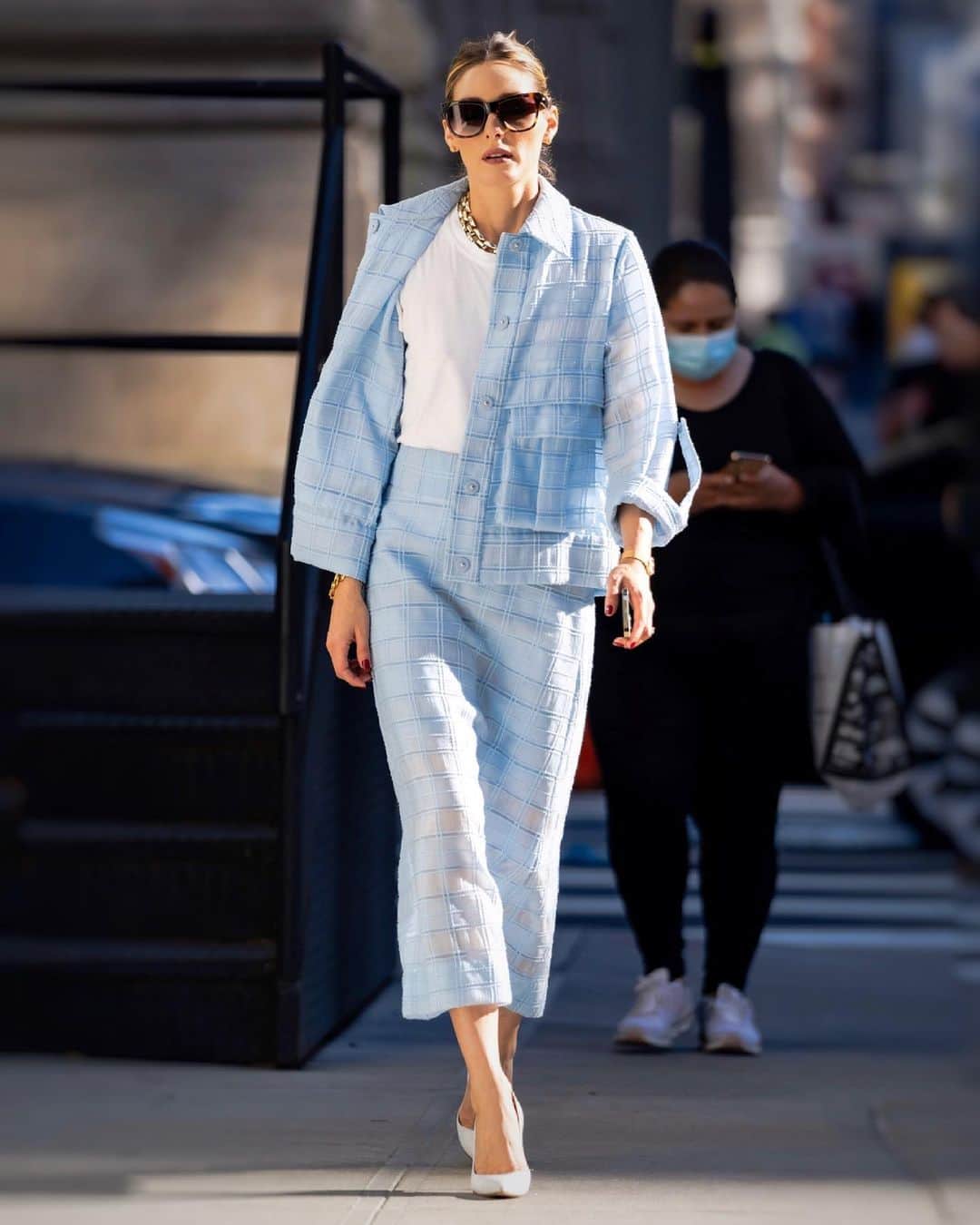 オリヴィア・パレルモのインスタグラム：「Bring back #streetstyle ⚠️⁣ ⁣ 📷: @thestewartofny」