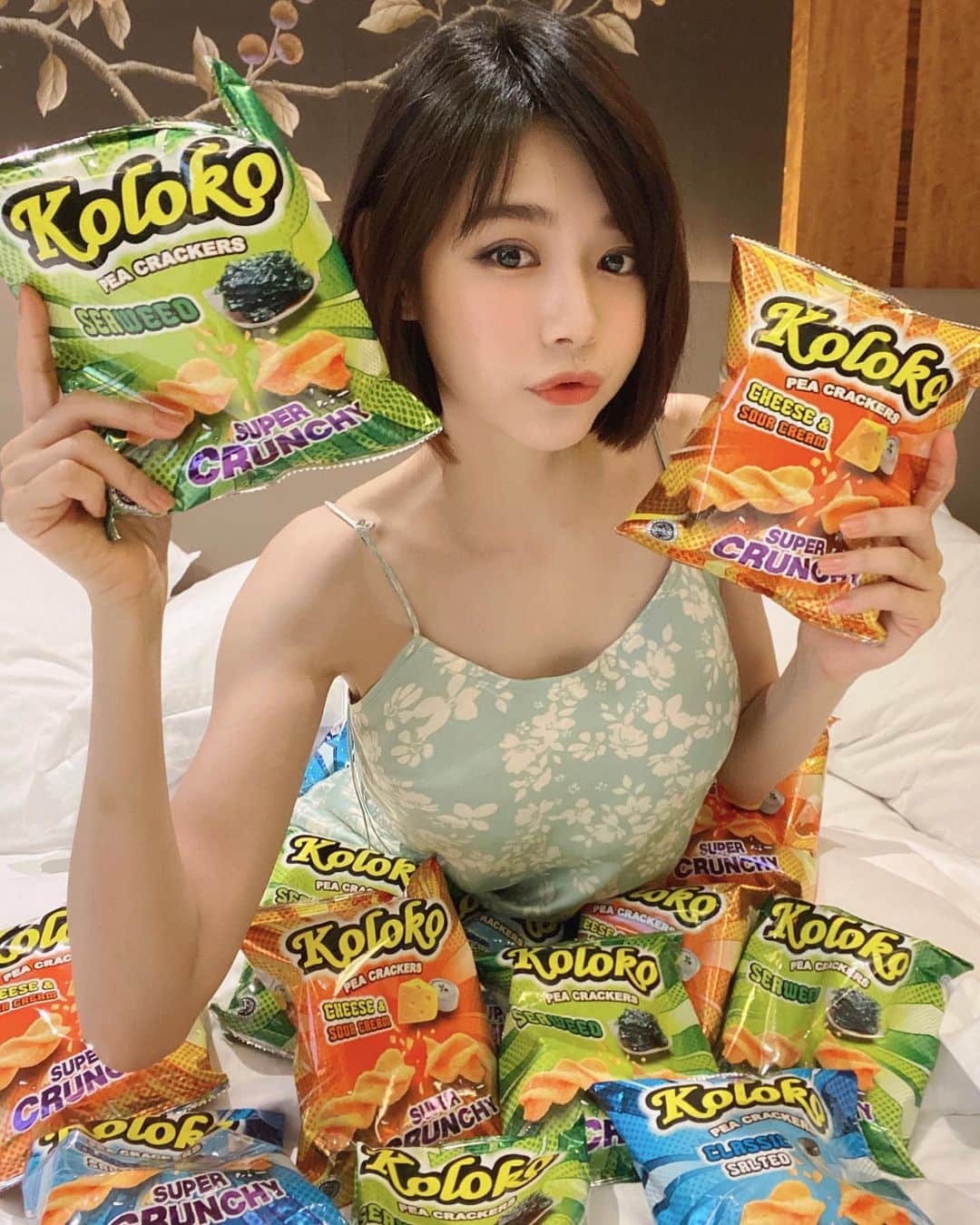 リン・ミンチェンさんのインスタグラム写真 - (リン・ミンチェンInstagram)「My Taiwanese friends have always told me about their favorite childhood snack, Koloko 😮   They speak highly about its crunchiness and the amazing burst of flavors! 💛   Guess what, now you can have Koloko in Malaysia too 😍   Check out the awesome new packaging designed specifically for all Malaysians!   Don't forget to go try Koloko, available at Lazada, Shopee and retailers near you!   Let me know once you have tried, okay? 😉   #KolokoMalaysia #TasteTheCrunch @kolokomalaysia」6月11日 15時57分 - minchen333