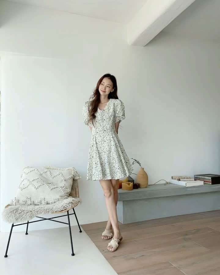 のインスタグラム：「距離上次一天換這麼多套衣服已經是5年前了吧😂整個換到我手抖～  之前有肥粉說想看我的洋裝秀，當然這只是其中一部分喔！而且我超偷懶都沒穿搭，只穿了拖鞋🤪  這次先讓我暖暖身，穿搭、剪接、視角都還有待加強🙌🏽  #居家防疫日常  #買家秀 #洋裝控」