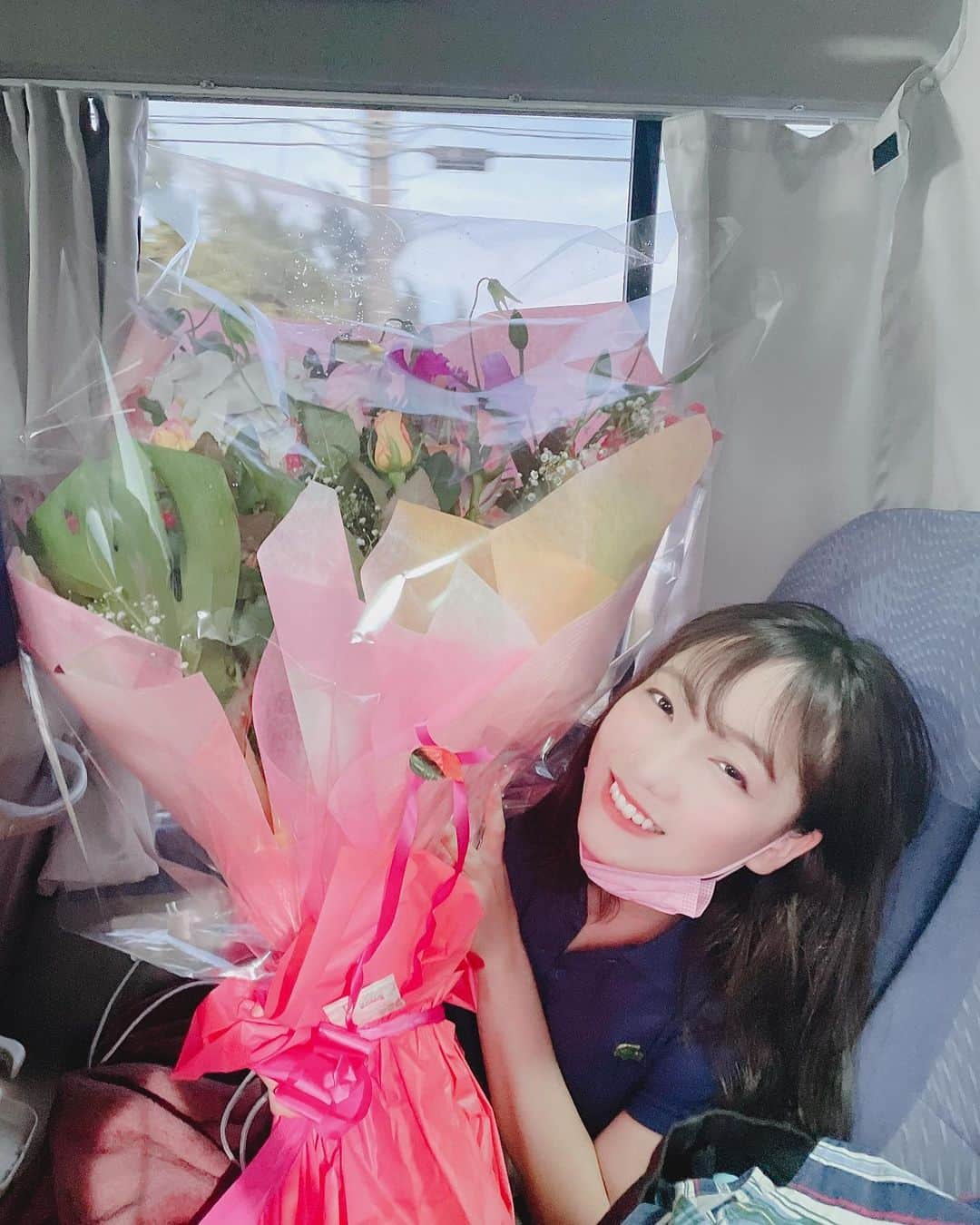 京佳さんのインスタグラム写真 - (京佳Instagram)「撮影終わった〜！ 来月お楽しみに〜😊 またお知らせしまーす。 めっちゃめっちゃ 大きなお花束頂いたの💐💓 とっても幸せ〜。 こんな大きな大きな、 お花束は初めてかも！！ 嬉しい〜！  #京佳　#プロフェッショナルロリ巨乳 #japanesegirl #gravure #sexy #asiansexy  #asiangirls 　#大胸　#下着　#sexyhot #selfie #girlsday #内衣　#粉我　#portrait #泳衣 #日本」6月11日 17時07分 - kyouka_1202