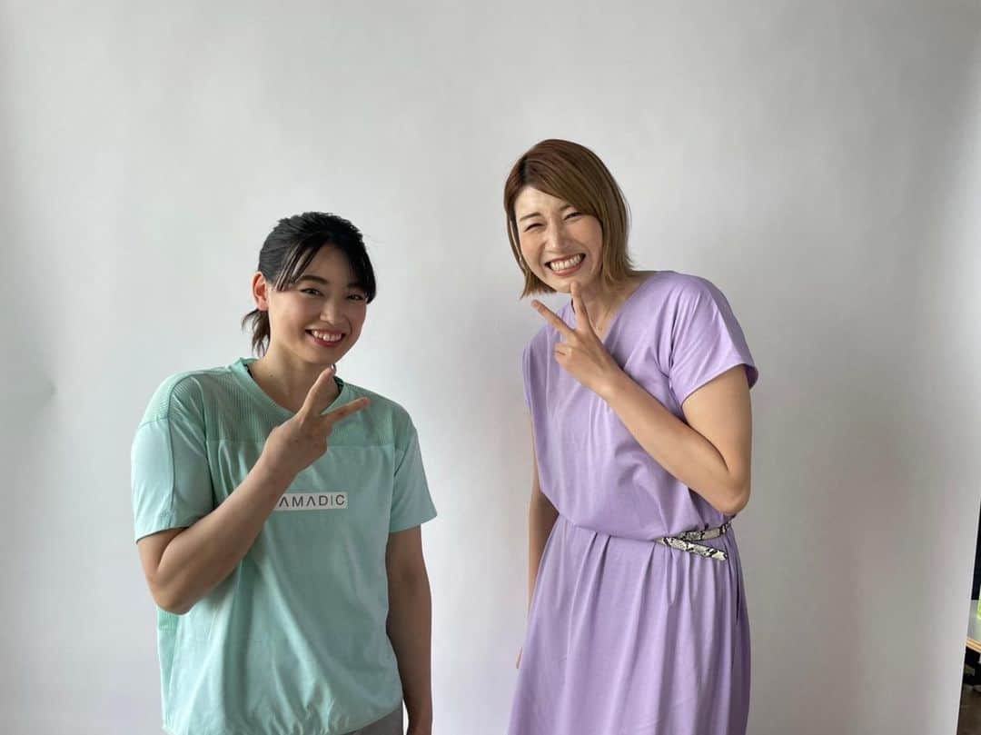 のインスタグラム：「今日は撮影でしたー！ 楽しかった☺️ 公開日など決まったら、改めて告知させていただきます！ 撮った写真がこの懐かし裏ピースVer.と家族写真Ver.とあったんですがこっちで良かったかな…」