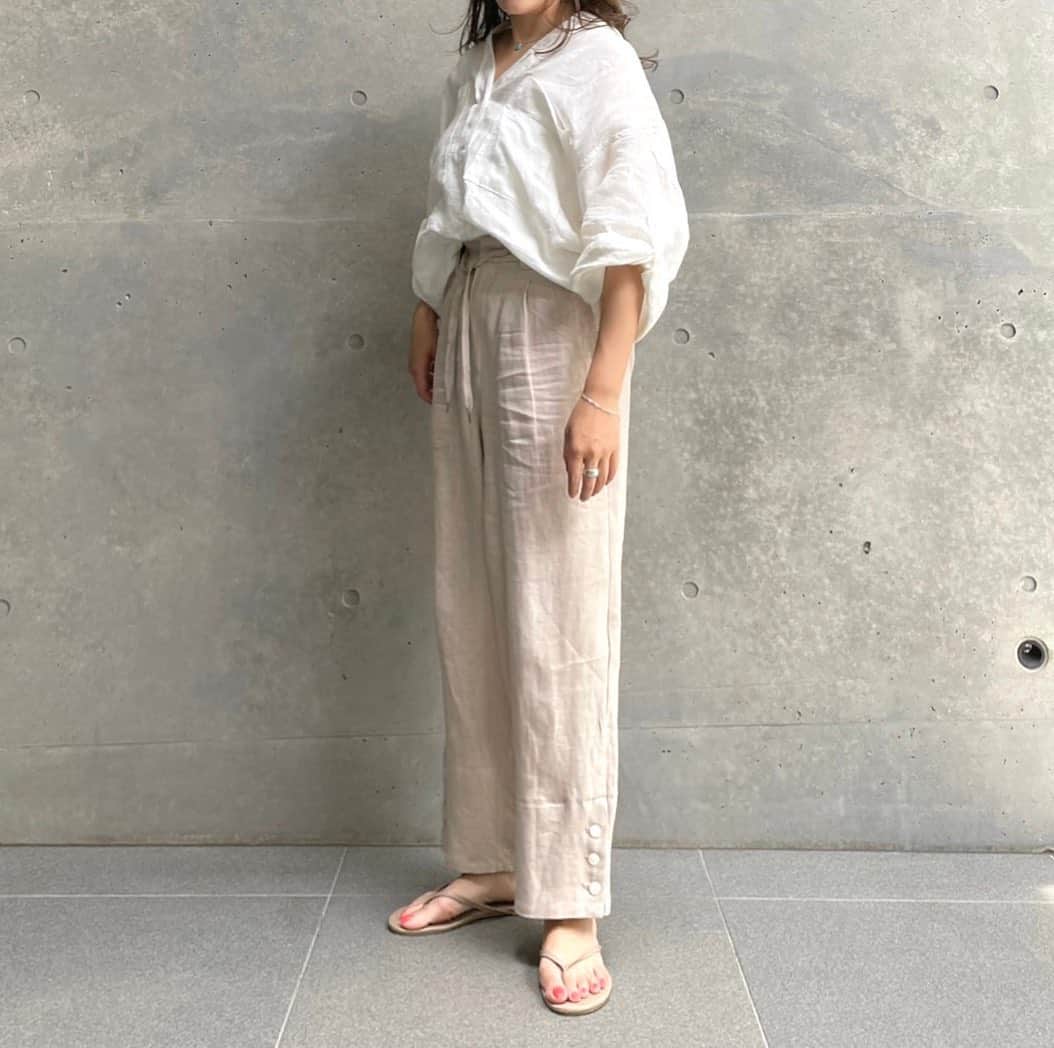 Moname Official Instagramのインスタグラム：「. ゆったりとしたリラックス感のあるイージーパンツ✨ リネン素材なので、 これからの夏にぴったりなパンツです😊 . Relax Trousers  No.41101113 Color. SND ¥17,600 . #moname #モナーム#デニムコーデ #denim #fashion #ootd #デニム #デニム女子 #パンツ #カジュアルコーデ #シンプルコーデ #着回しコーデ #今日のコーデ#パンツスタイル#着画 #ラフコーデ #ホワイトデニム#ワイドパンツ #高見えコーデ #着回し #160cm #パリジェンヌ #パリジャン #大人女子#エクリュ #夏コーデ #美尻」