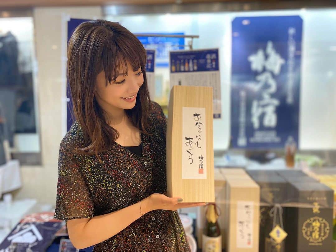 川村茉由さんのインスタグラム写真 - (川村茉由Instagram)「今日から💡 Central Parkで 『センパ 日本酒フェア』が 開催されています🍶✨  日時は 6月11日(金)〜13日(日)、 6月18日(金)〜父の日20日(日) 計６日間💕  愛知「福井酒造」 岐阜「岩村醸造」「三輪酒造」 奈良「梅乃宿酒造」 鳥取「千代むすび酒造」 長野「諏訪御湖鶴酒造」 新潟「君の井酒造」 と、７つの酒蔵が出展しています😍  ちなみに私酒蔵見学に 行くくらい日本酒好きで🥺  どれも気になる日本酒ばかりだったなあ〜✨  2021Miss SAKE Japanの 愛知代表の @misssake_miyu さんとも 写真を撮って頂きました💕 最終選考会頑張ってください🎵  ２０日は父の日です👴🏼 お酒好きのお父さんへ お酒を送ってあげるのは どうですか？😋🍶💕  ああ〜！今日は暑いから 冷酒が飲みたいっ😋！！ 私もゲットしたので 今日は飲んじゃおうかな😛 いや、明日の仕事終わりの 楽しみにしておこうかな🤣笑  #センパ #セントラルパーク #セントラルパーク名古屋 #久屋大通パーク #日本酒フェア #日本酒 #お酒 #pr」6月11日 17時19分 - mayupi_k