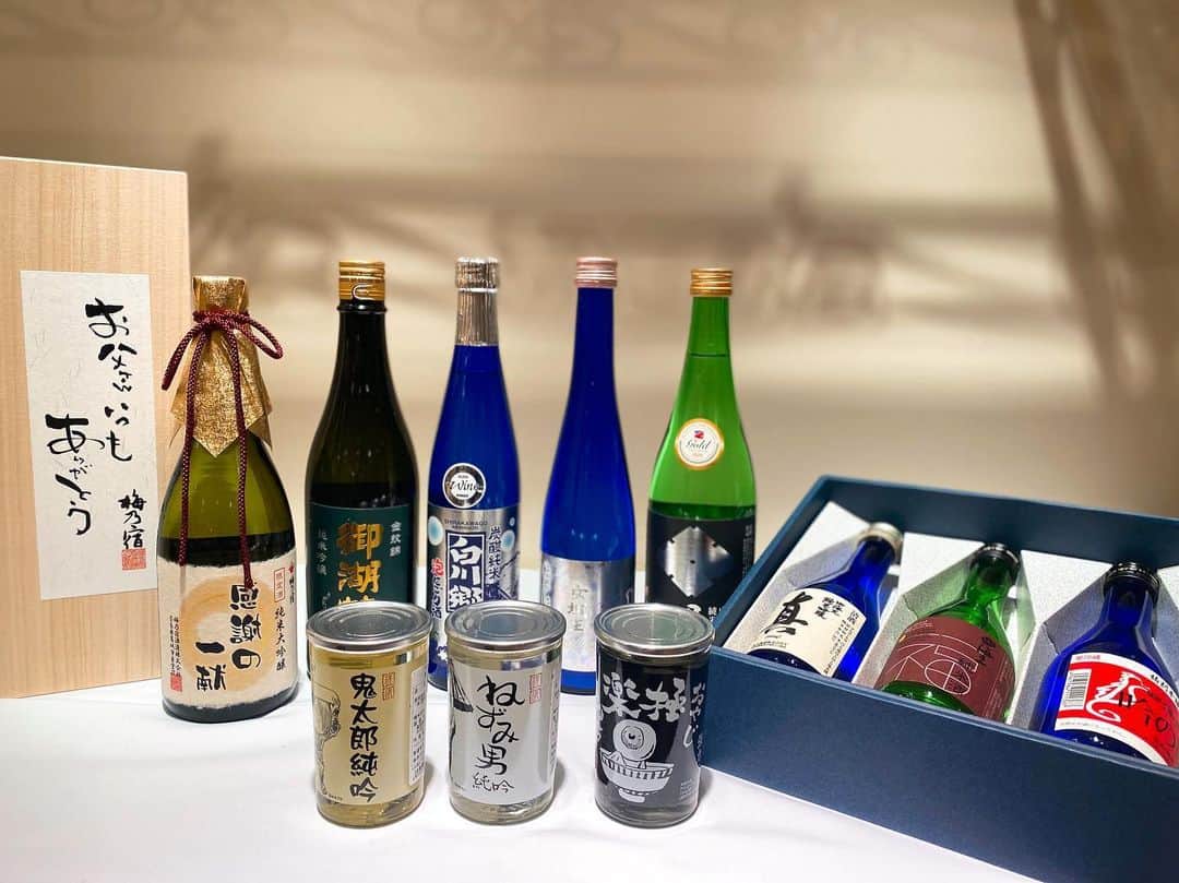 川村茉由さんのインスタグラム写真 - (川村茉由Instagram)「今日から💡 Central Parkで 『センパ 日本酒フェア』が 開催されています🍶✨  日時は 6月11日(金)〜13日(日)、 6月18日(金)〜父の日20日(日) 計６日間💕  愛知「福井酒造」 岐阜「岩村醸造」「三輪酒造」 奈良「梅乃宿酒造」 鳥取「千代むすび酒造」 長野「諏訪御湖鶴酒造」 新潟「君の井酒造」 と、７つの酒蔵が出展しています😍  ちなみに私酒蔵見学に 行くくらい日本酒好きで🥺  どれも気になる日本酒ばかりだったなあ〜✨  2021Miss SAKE Japanの 愛知代表の @misssake_miyu さんとも 写真を撮って頂きました💕 最終選考会頑張ってください🎵  ２０日は父の日です👴🏼 お酒好きのお父さんへ お酒を送ってあげるのは どうですか？😋🍶💕  ああ〜！今日は暑いから 冷酒が飲みたいっ😋！！ 私もゲットしたので 今日は飲んじゃおうかな😛 いや、明日の仕事終わりの 楽しみにしておこうかな🤣笑  #センパ #セントラルパーク #セントラルパーク名古屋 #久屋大通パーク #日本酒フェア #日本酒 #お酒 #pr」6月11日 17時19分 - mayupi_k
