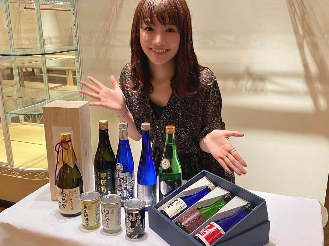 川村茉由さんのインスタグラム写真 - (川村茉由Instagram)「今日から💡 Central Parkで 『センパ 日本酒フェア』が 開催されています🍶✨  日時は 6月11日(金)〜13日(日)、 6月18日(金)〜父の日20日(日) 計６日間💕  愛知「福井酒造」 岐阜「岩村醸造」「三輪酒造」 奈良「梅乃宿酒造」 鳥取「千代むすび酒造」 長野「諏訪御湖鶴酒造」 新潟「君の井酒造」 と、７つの酒蔵が出展しています😍  ちなみに私酒蔵見学に 行くくらい日本酒好きで🥺  どれも気になる日本酒ばかりだったなあ〜✨  2021Miss SAKE Japanの 愛知代表の @misssake_miyu さんとも 写真を撮って頂きました💕 最終選考会頑張ってください🎵  ２０日は父の日です👴🏼 お酒好きのお父さんへ お酒を送ってあげるのは どうですか？😋🍶💕  ああ〜！今日は暑いから 冷酒が飲みたいっ😋！！ 私もゲットしたので 今日は飲んじゃおうかな😛 いや、明日の仕事終わりの 楽しみにしておこうかな🤣笑  #センパ #セントラルパーク #セントラルパーク名古屋 #久屋大通パーク #日本酒フェア #日本酒 #お酒 #pr」6月11日 17時19分 - mayupi_k