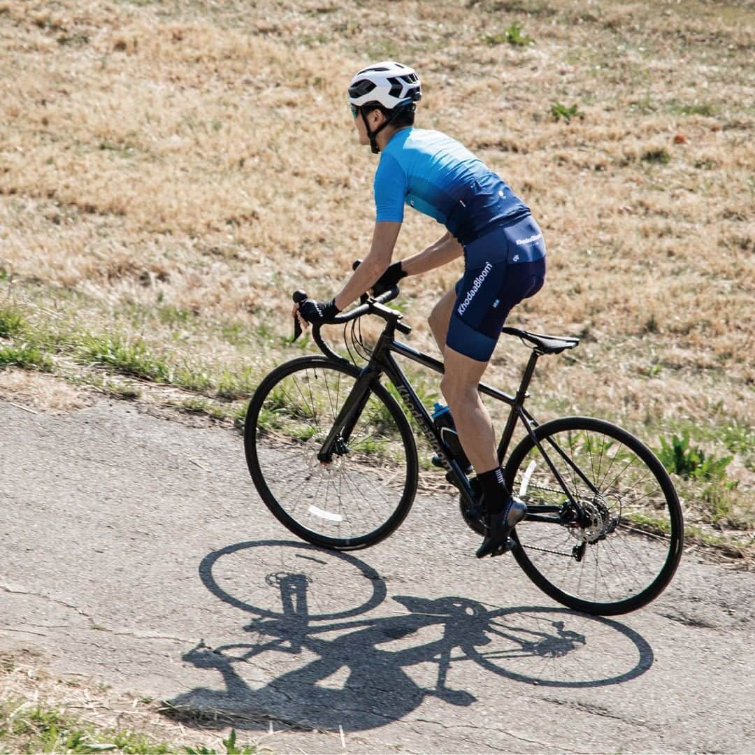 KhodaaBloomのインスタグラム：「ひとりの時間を大切に。 #outsideisfree  ▶KhodaaBloom Race Design Jersey レースデザインは、競技シーンのイメージを落とし込んだ派手なデザイン。 KhodaaBloomのブランドカラーであるウォーターブルーをベースにした爽やかな仕上がりとなっています。  こちらのウェアはコーダーブルームショップ東越谷店で販売中です。  #KhodaaBloom #コーダーブルーム #サイクルウェア #サイクルジャージ #cyclewear  #道は走り尽くしたか #日本ブランド #スポーツ自転車 #ロードバイク初心者 #ロードバイク男子 #ロードバイク女子 #自転車生活 #ロードバイク #japancycling #igcjp #roadbike #roadcycling #cyclinglife #自転車のある風景 #自転車好きな人と繋がりたい #fromwhereiride #cyclingphotos」