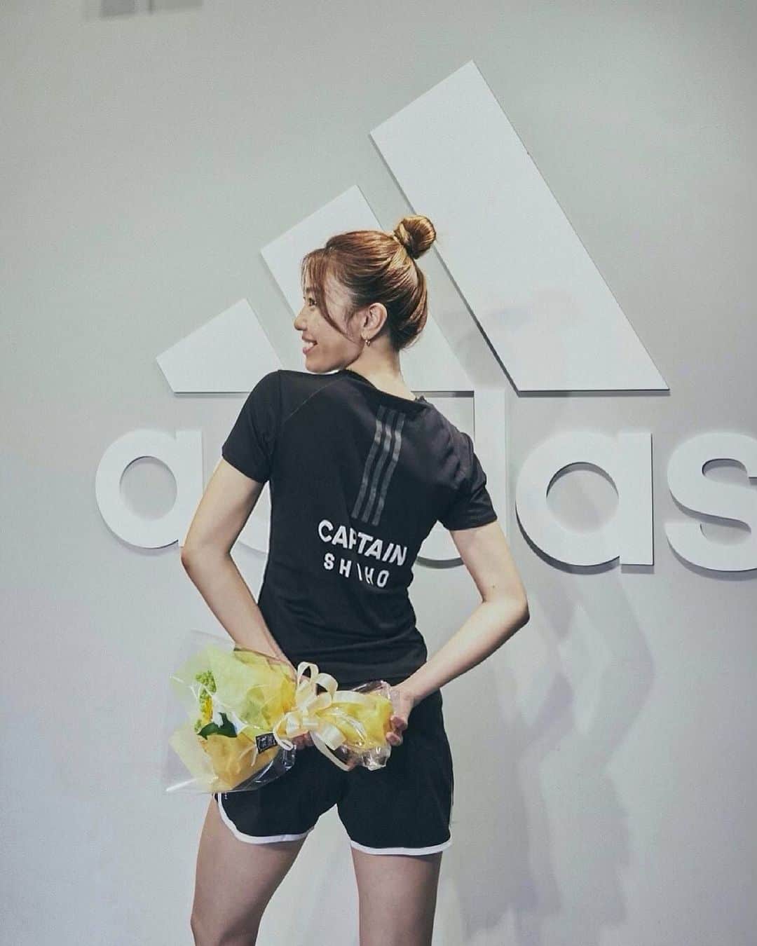 岩崎志保のインスタグラム：「The LAST massage as adidas Runners Tokyo CAPTAIN.🌏🏃🏼‍♀️ English follows japanease.  2016年9月にローンチした【adidas Runners Tokyo】 それから約5年務めさせていただいたキャプテンを卒業することになりました！  5年ってすごいことだよね 自分がやりたいことがまだ定まりきっていなかった23歳の時からグローバルブランドさんとお仕事をさせていただき、その中で  世界中に友達ができたこと いろんな価値観を知れたこと 失敗も成功も経験できたこと  この5年でARを通して得たものがたくさんある！ ARという存在は今の私を形成している大きな1つとなりました  adidasJapanのみなさん 全世界のadidasRunners Crew  本当にありがとうございました❤️‍🔥 これからも大好きで大切な場所には変わりないし、いつかまた形を変えて携われたらいいなと思っていますのでよろしくお願いします！  ＝＝＝＝＝＝＝＝＝＝＝＝＝＝＝＝＝  Being with this team for about five years since the launch of AR Tokyo in 2016, and having the opportunity to meet adidas Runners Crew from around the world, being connected with you all has had a huge impact on the way I see the world. There’s no way I would be the person I am today if I hadn’t have met you all. I’m so thankful to adidas Runners for giving me this amazing opportunity.  I may be graduating from my role as Captain, but regardless of that I would love it if we could all stay connected. I love this team. Thank you so much!  #adidasrunners #adidasrunnerstokyo @adidasrunners @adidastokyo」