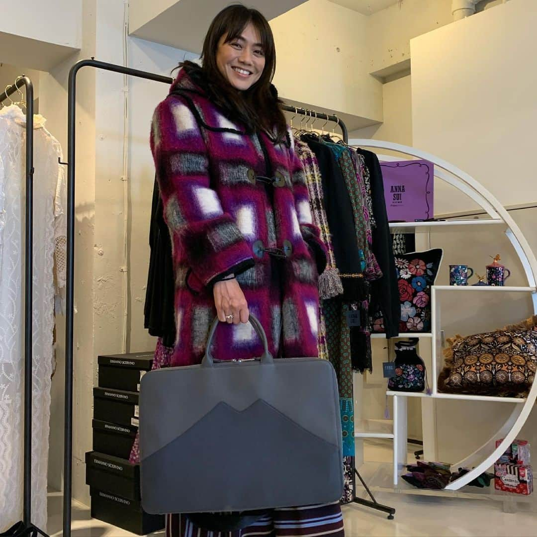 前田典子さんのインスタグラム写真 - (前田典子Instagram)「@annasui  @annasui_japan  #アナスイ　 2021-2022 AW ピンクパープルチェック柄ダッフルコート💜💖🧥 を試着 #フォークロア  #花柄 💐 #派手可愛い💕  グレーのバック🗻　は #松任谷正隆　さん プロデュースの レザーバック #フジタカ　🗻 好きな配色をオーダー出来る このグレーのバックは楽譜を折らずに入れたいと作られたバッグ👜🎼🎶　　 #PCバック #財布 #キーケース　👄　　　　 後ろに駐車券を入れたり　使いやすそう👍」6月11日 18時27分 - maenorichang